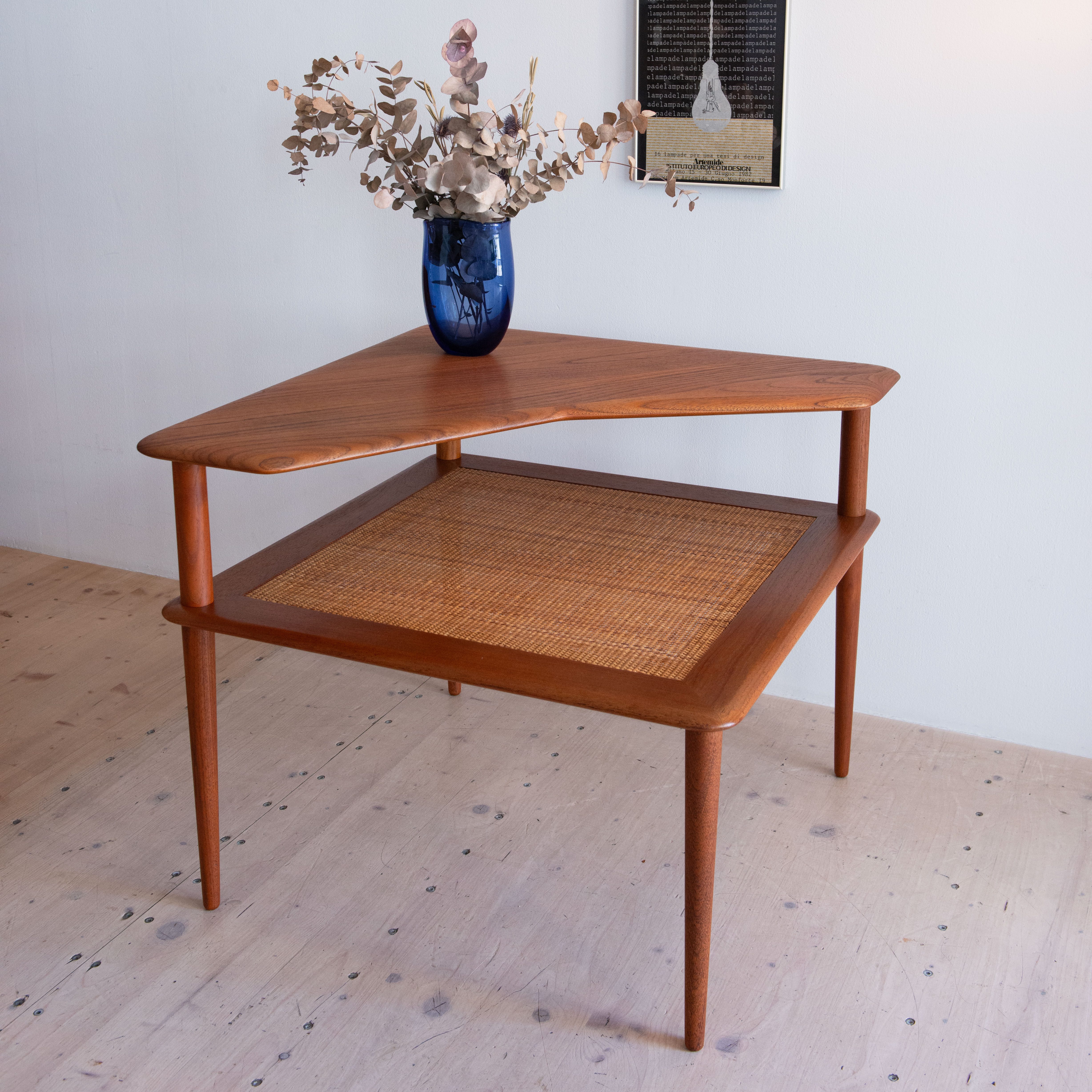 Minerva Corner Table by Peter Hvidt and Orla Molgarad Nielsen for France & Son. Available at heyday möbel Zürich.