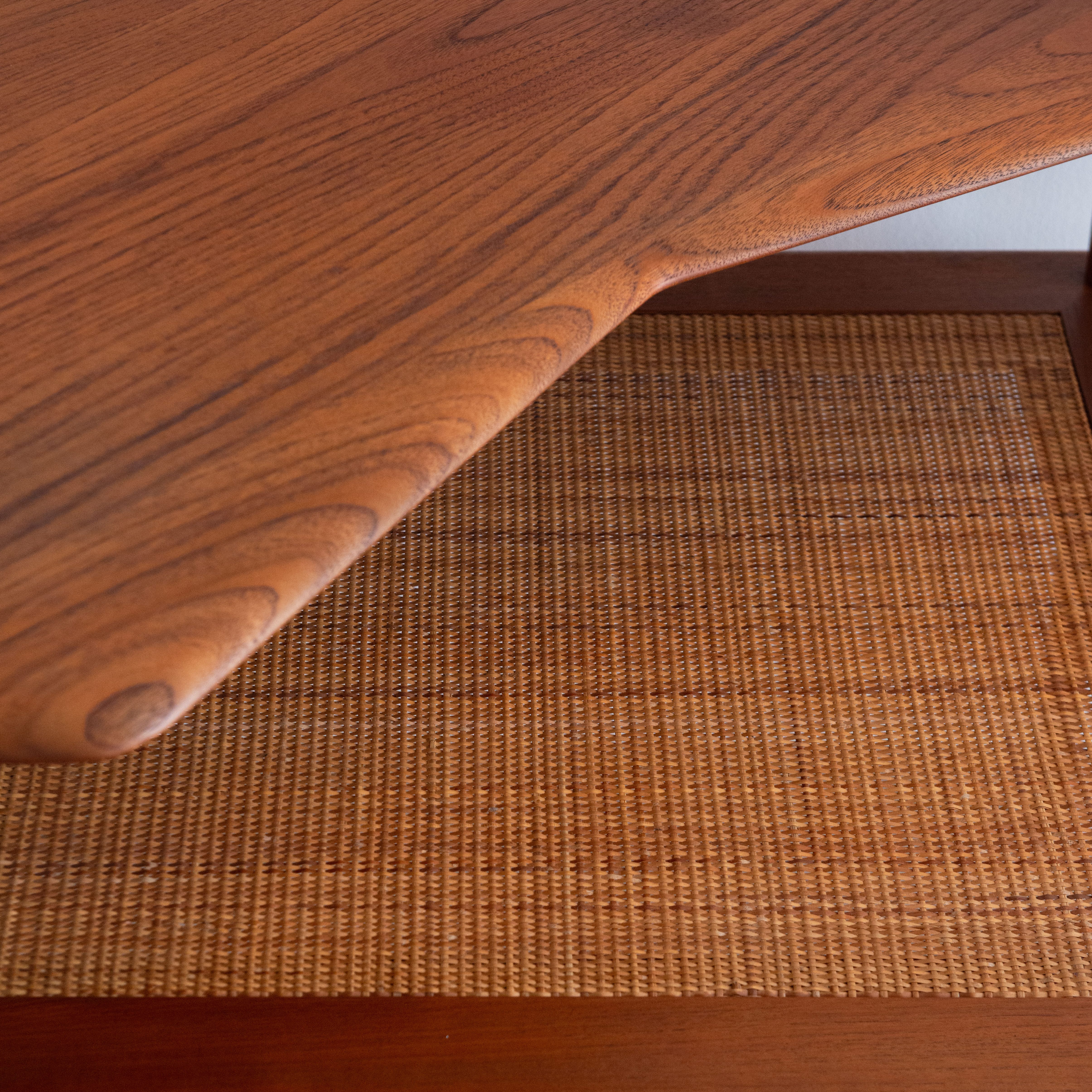 Minerva Corner Table by Peter Hvidt and Orla Molgarad Nielsen for France & Son. Available at heyday möbel Zürich.