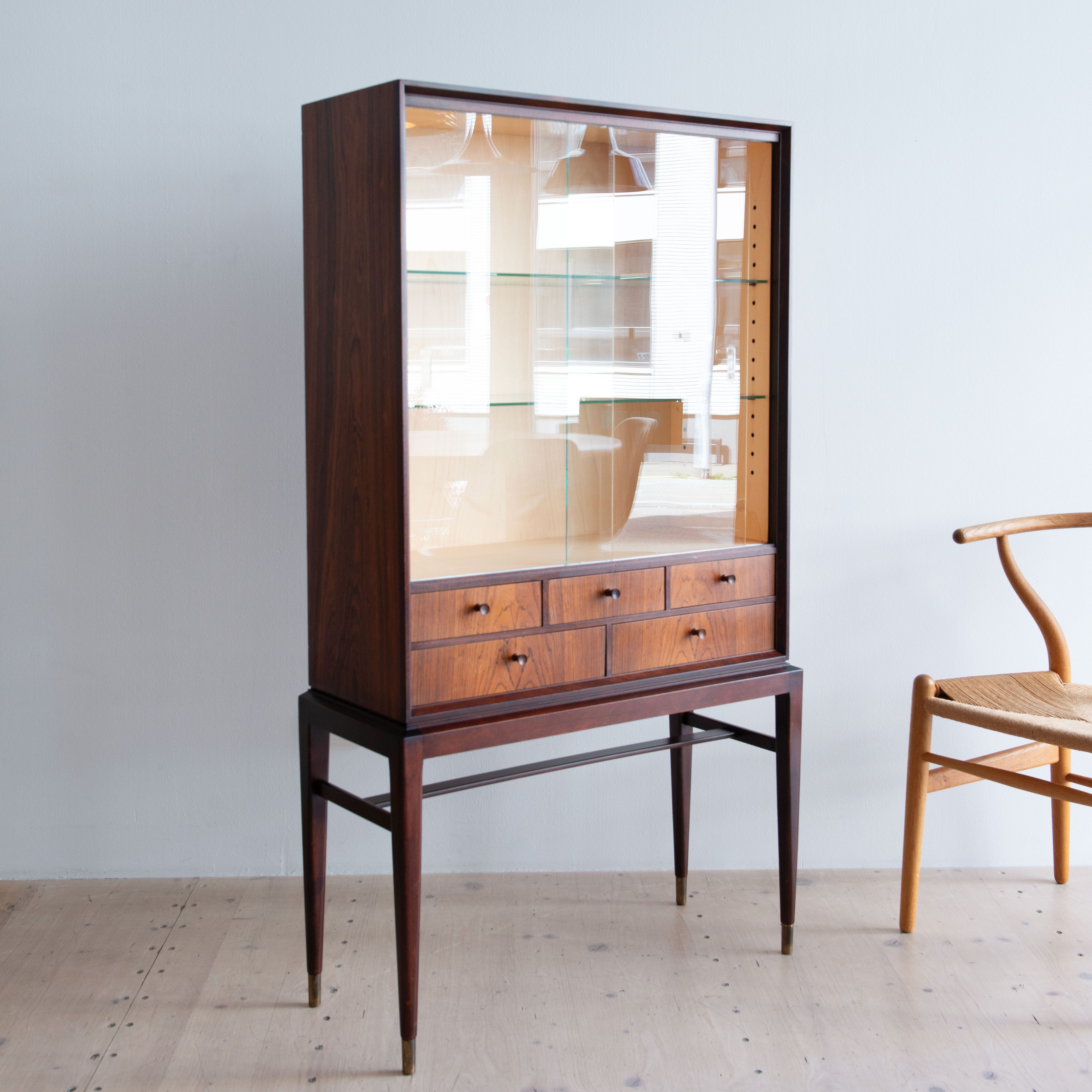 Rosewood Vitrine by Svante Skogh. Available at heyday möbel, Grubenstrasse 19, 8045 Zürich, Switzerland. Mid-Century Modern Furniture - Rosewood Bar Cabinet.
