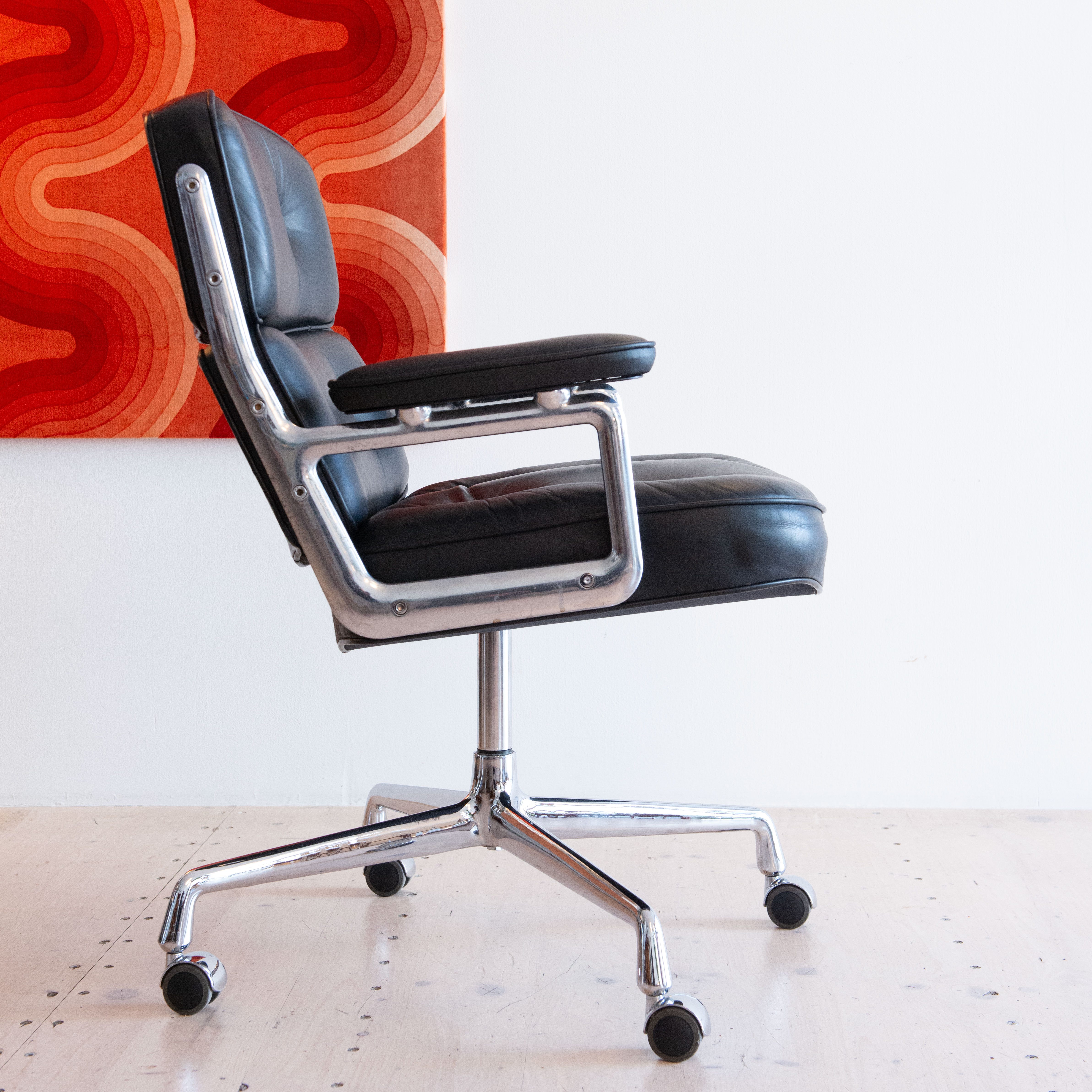 Eames Time Life Chair by Ray and Charles Eames. Model ES108 for Herman Miller in the late 1960s. Available at heyday möbel, Grubenstrasse 19, 8045 Zürich.