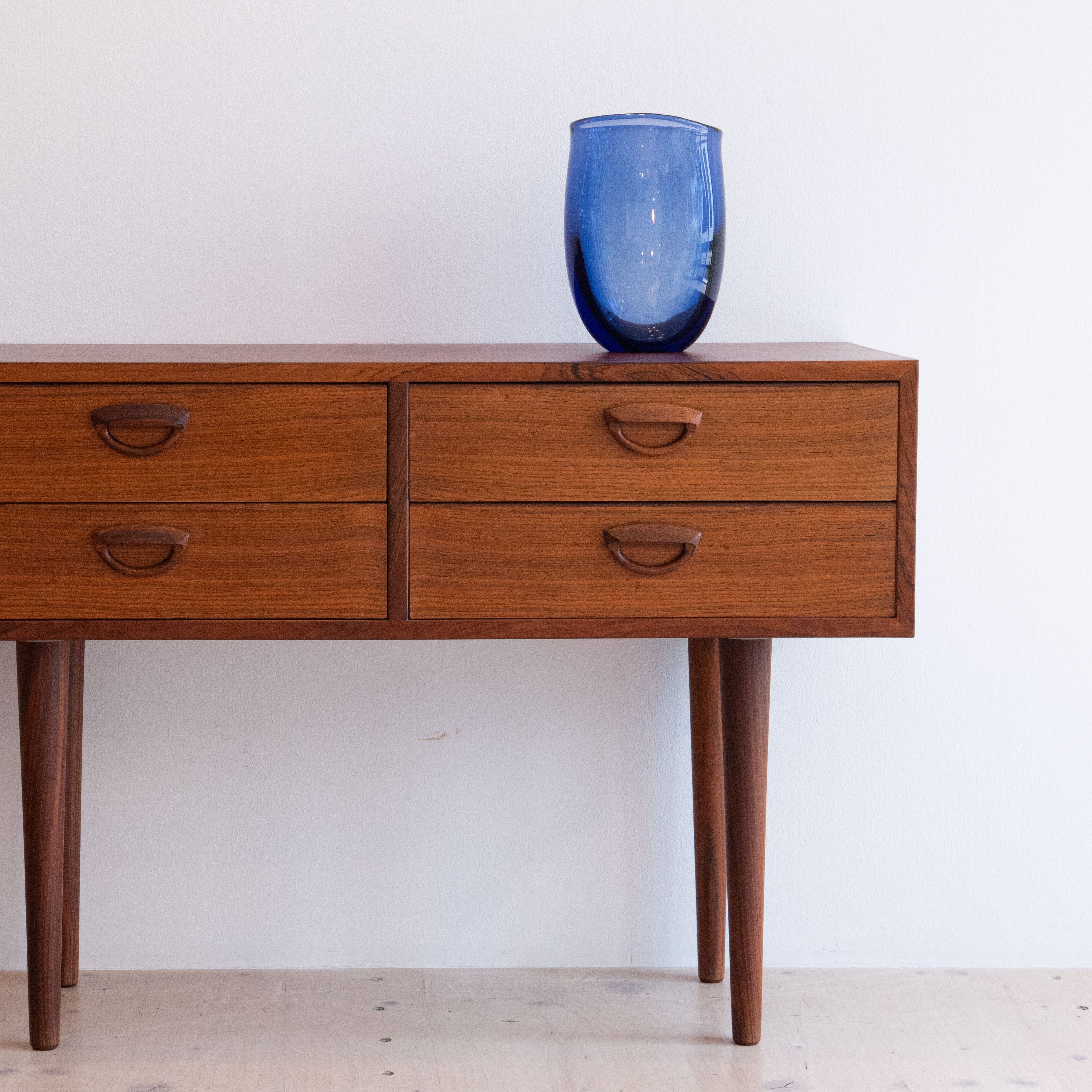 Kai Kristiansen Four Drawer Console in Rosewood. Available at heyday möbel, Grubenstrasse 19, 8045 Zürich, Switzerland.