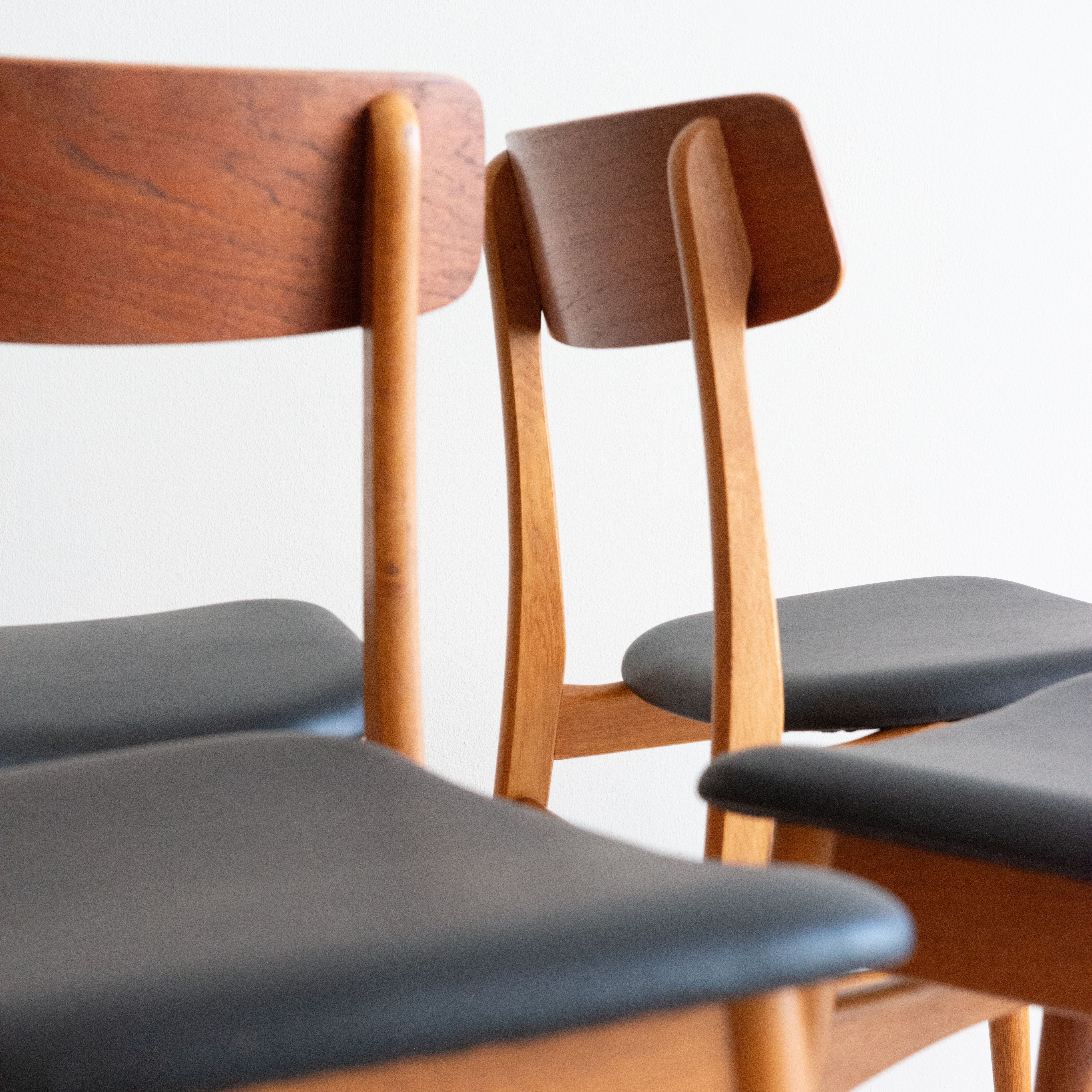 Farstrup Dining Chair Set in Teak & Oak. Available at heyday möbel, Grubenstrasse 19, 8045 Zürich.