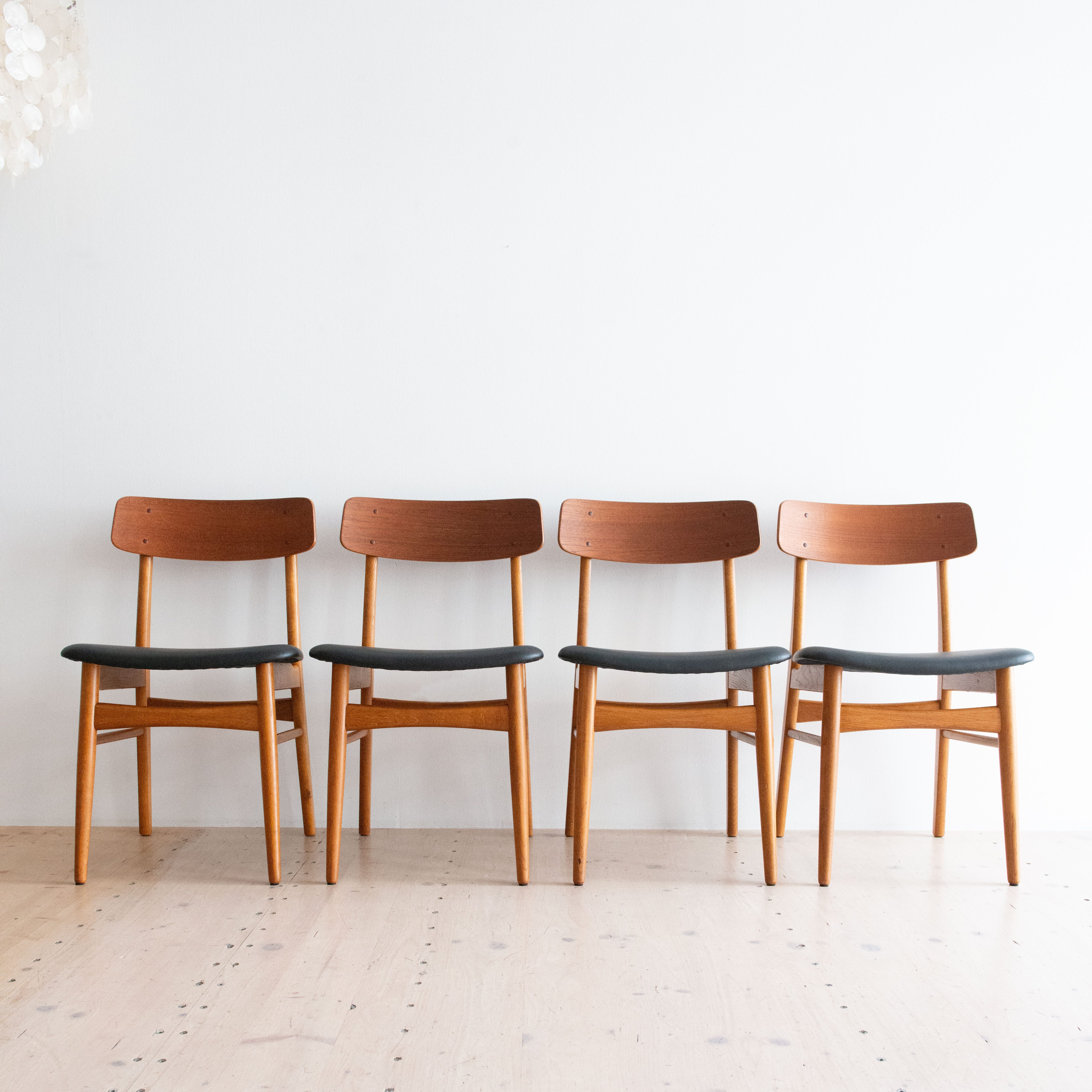 Farstrup Dining Chair Set in Teak & Oak. Available at heyday möbel, Grubenstrasse 19, 8045 Zürich.