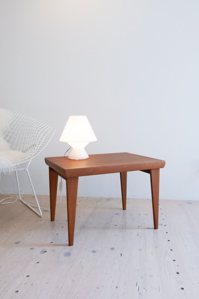 Foldable Side Table by Johannes Andersen. Available at heyday möbel, Grubenstrasse 19, 8045 Zürich, Switzerland.