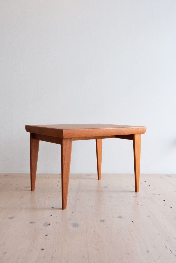 Foldable Side Table by Johannes Andersen. Available at heyday möbel, Grubenstrasse 19, 8045 Zürich, Switzerland.