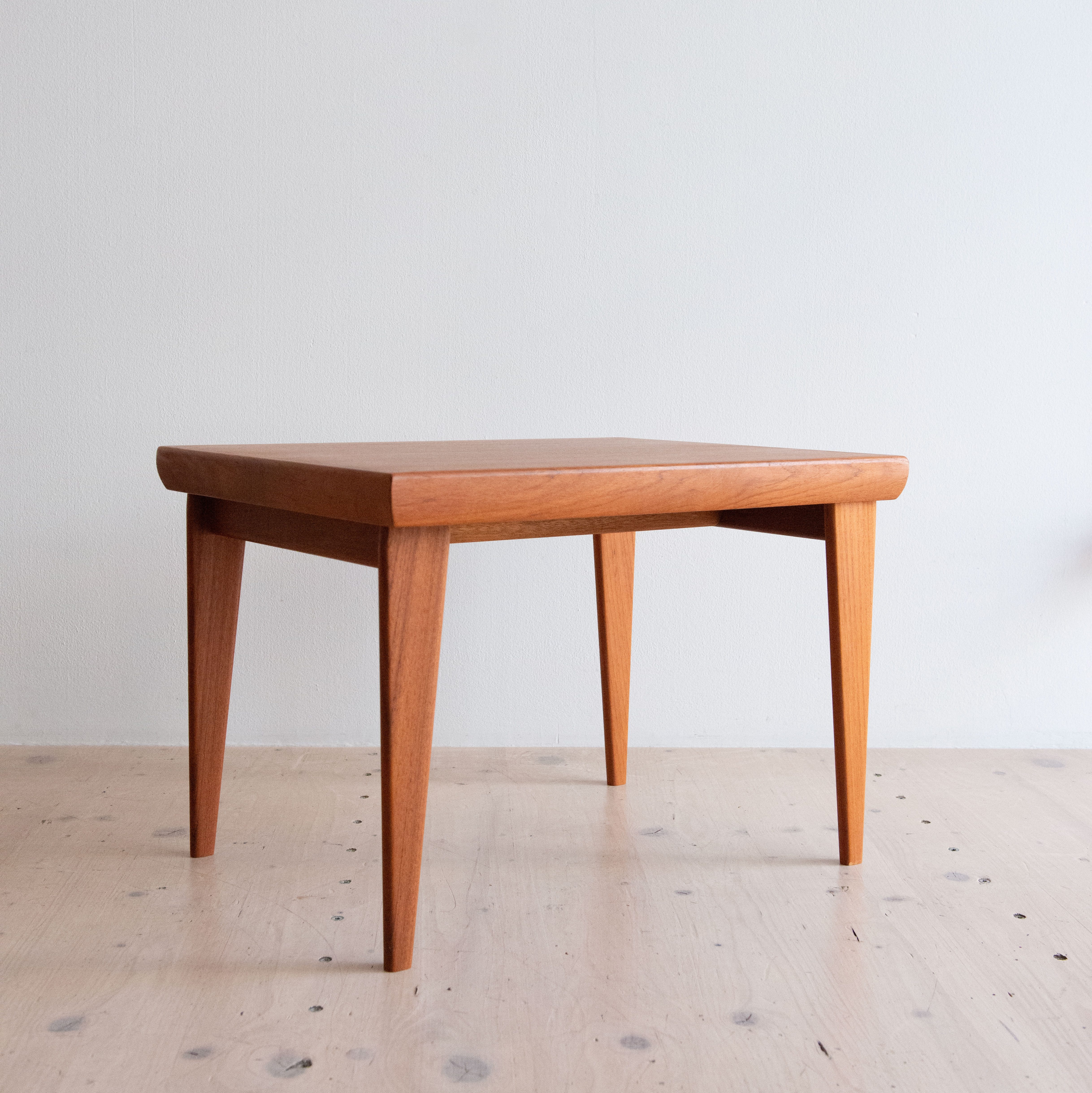 Foldable Side Table by Johannes Andersen. Available at heyday möbel, Grubenstrasse 19, 8045 Zürich, Switzerland.