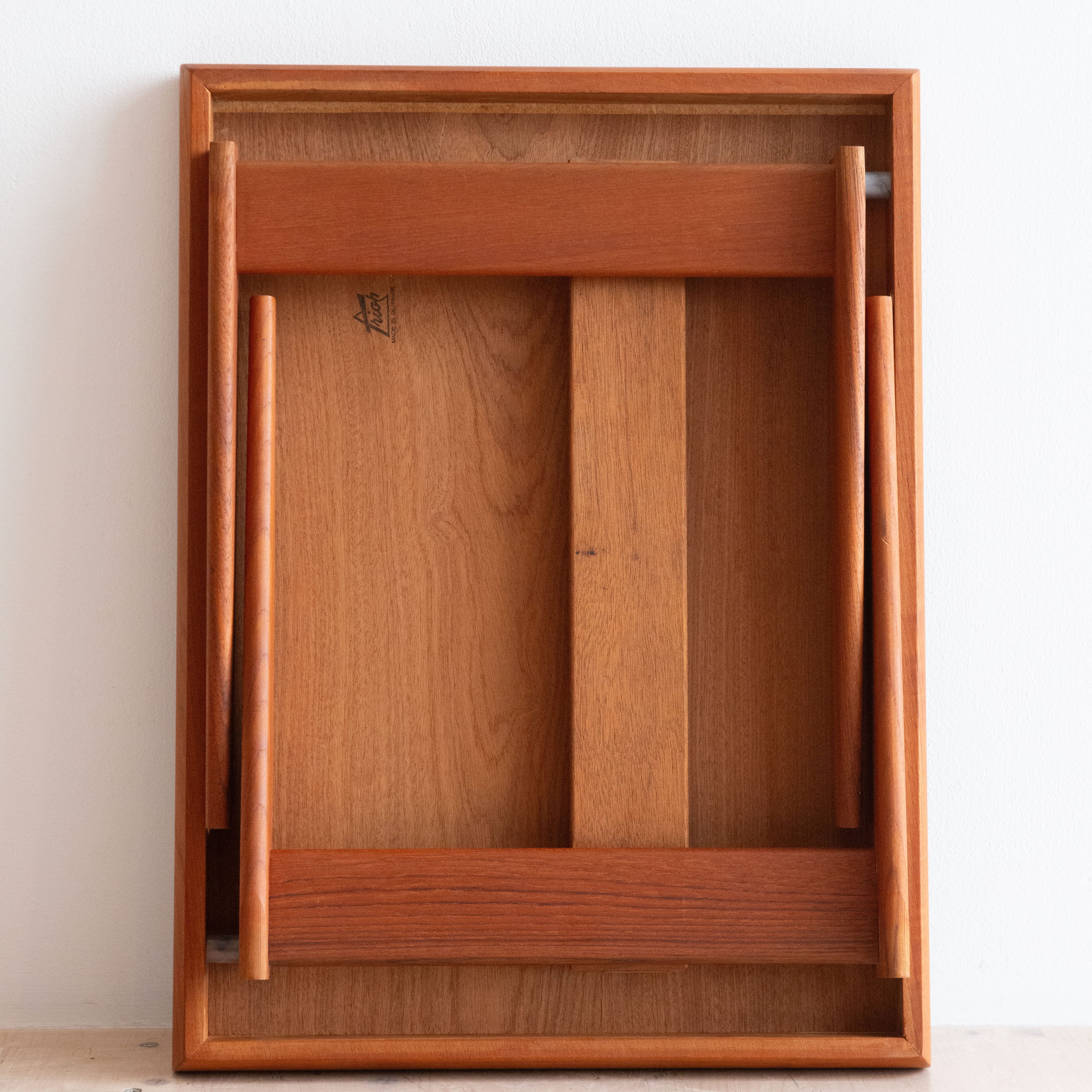 Foldable Side Table by Johannes Andersen. Available at heyday möbel, Grubenstrasse 19, 8045 Zürich, Switzerland.