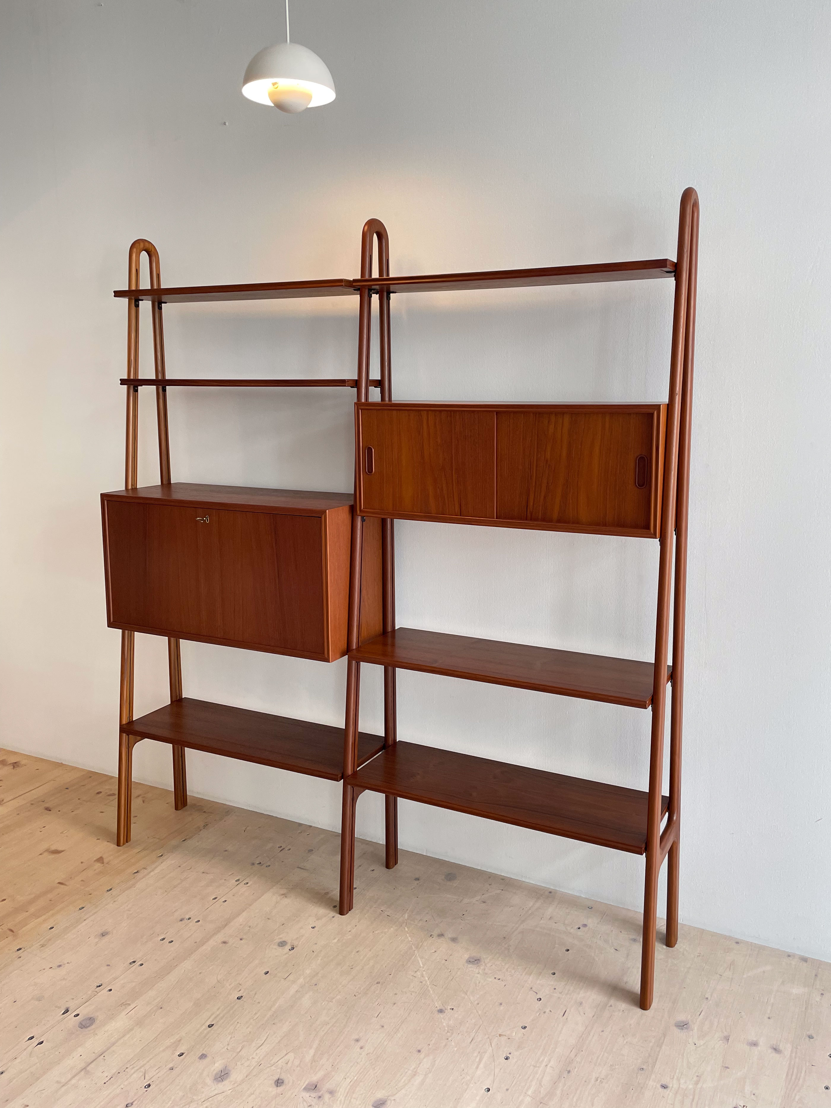 Scandinavian Freestanding Shelving Unit in Teak. Available at heyday möbel, Grubenstrasse 19, 8045 Zürich, Switzerland.