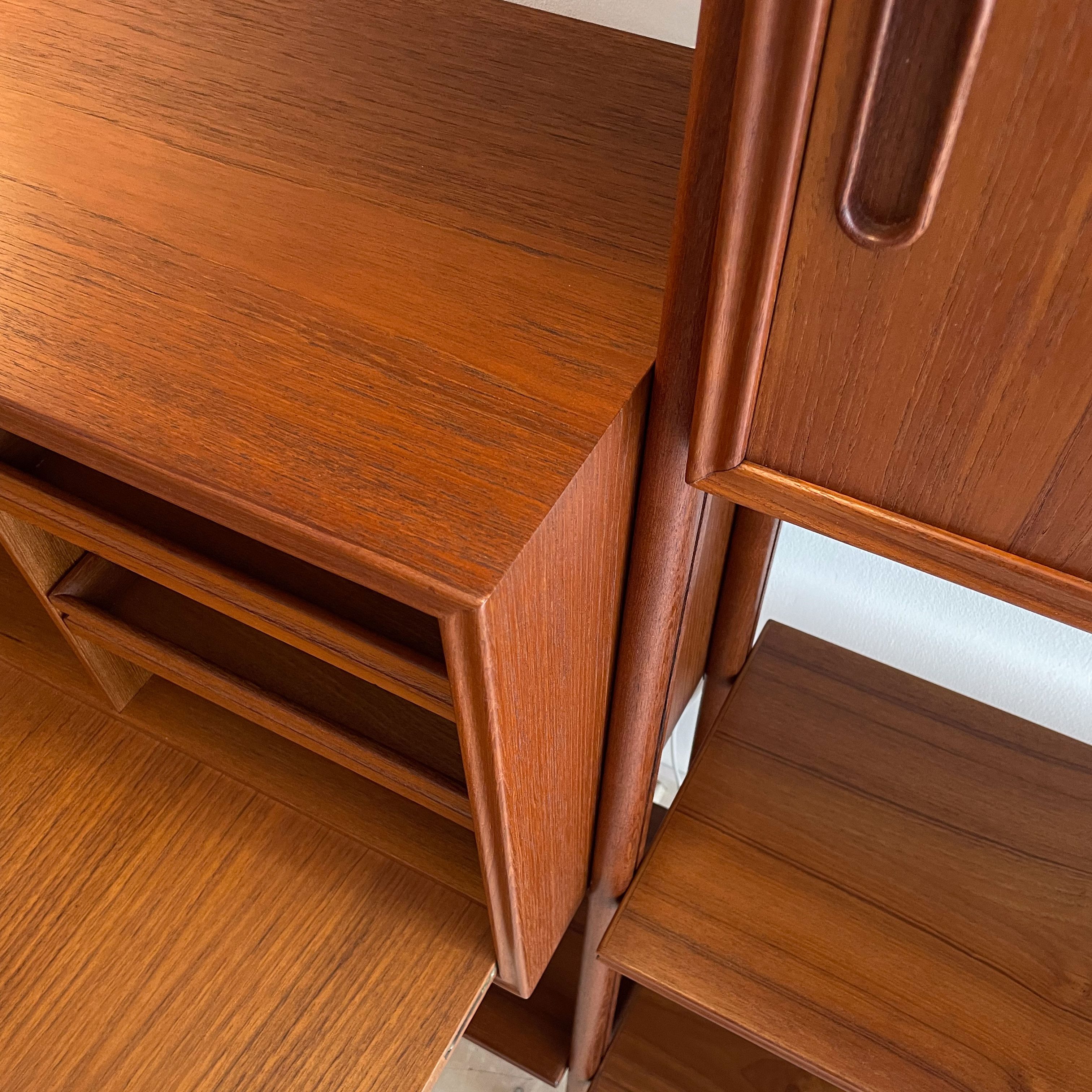 Scandinavian Freestanding Shelving Unit in Teak. Available at heyday möbel, Grubenstrasse 19, 8045 Zürich, Switzerland.