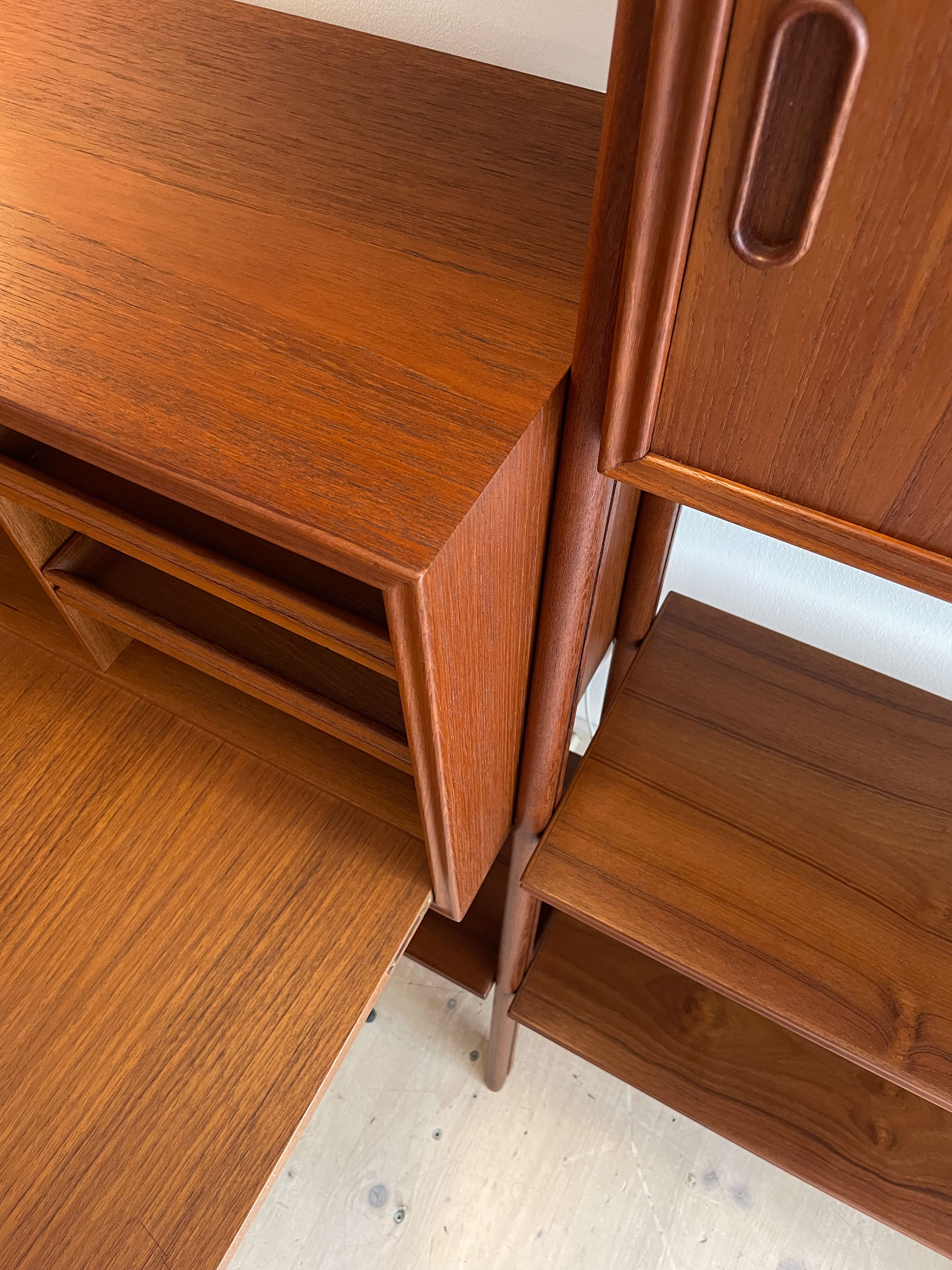 Scandinavian Freestanding Shelving Unit in Teak. Available at heyday möbel, Grubenstrasse 19, 8045 Zürich, Switzerland.