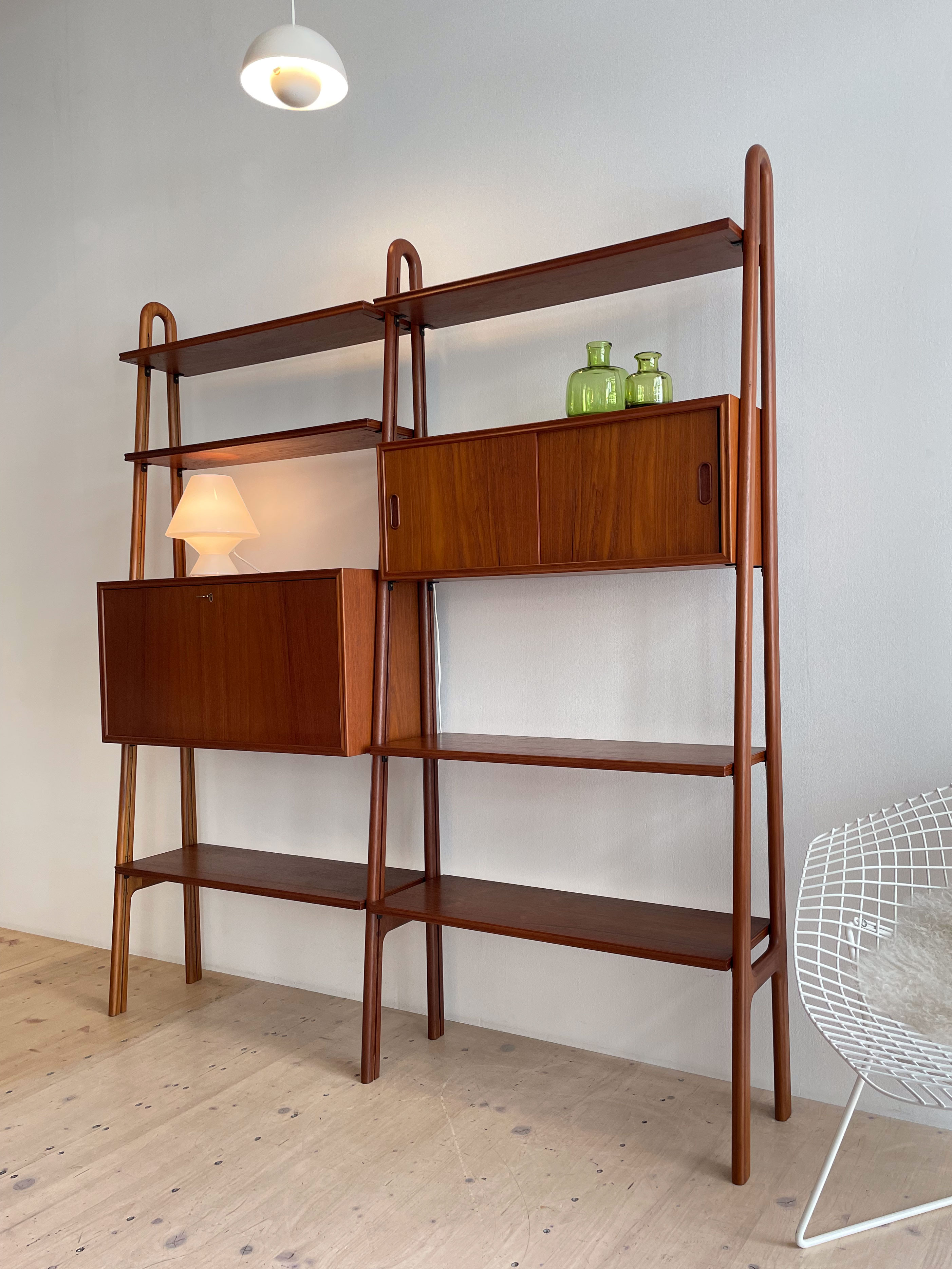 Scandinavian Freestanding Shelving Unit in Teak. Available at heyday möbel, Grubenstrasse 19, 8045 Zürich, Switzerland.