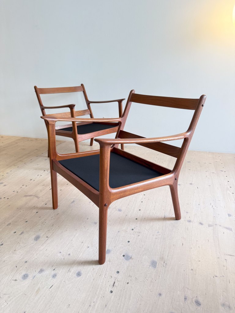 PJ112 Teak Lounge Chairs by Ole Wanscher. Available at heyday möbel, Grubenstrasse 19, 8045 Zürich, Switzerland.