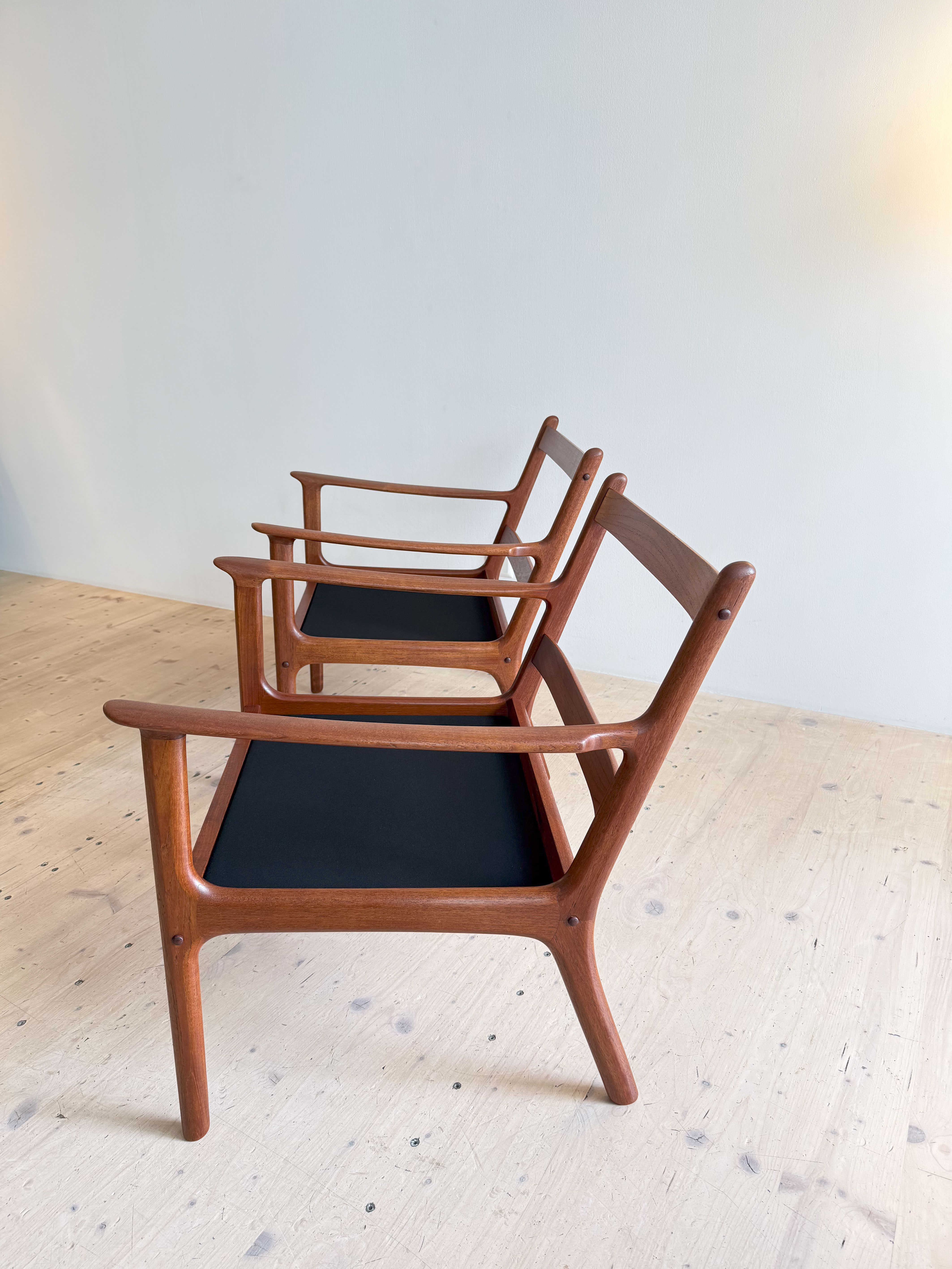 PJ112 Teak Lounge Chairs by Ole Wanscher. Available at heyday möbel, Grubenstrasse 19, 8045 Zürich, Switzerland.