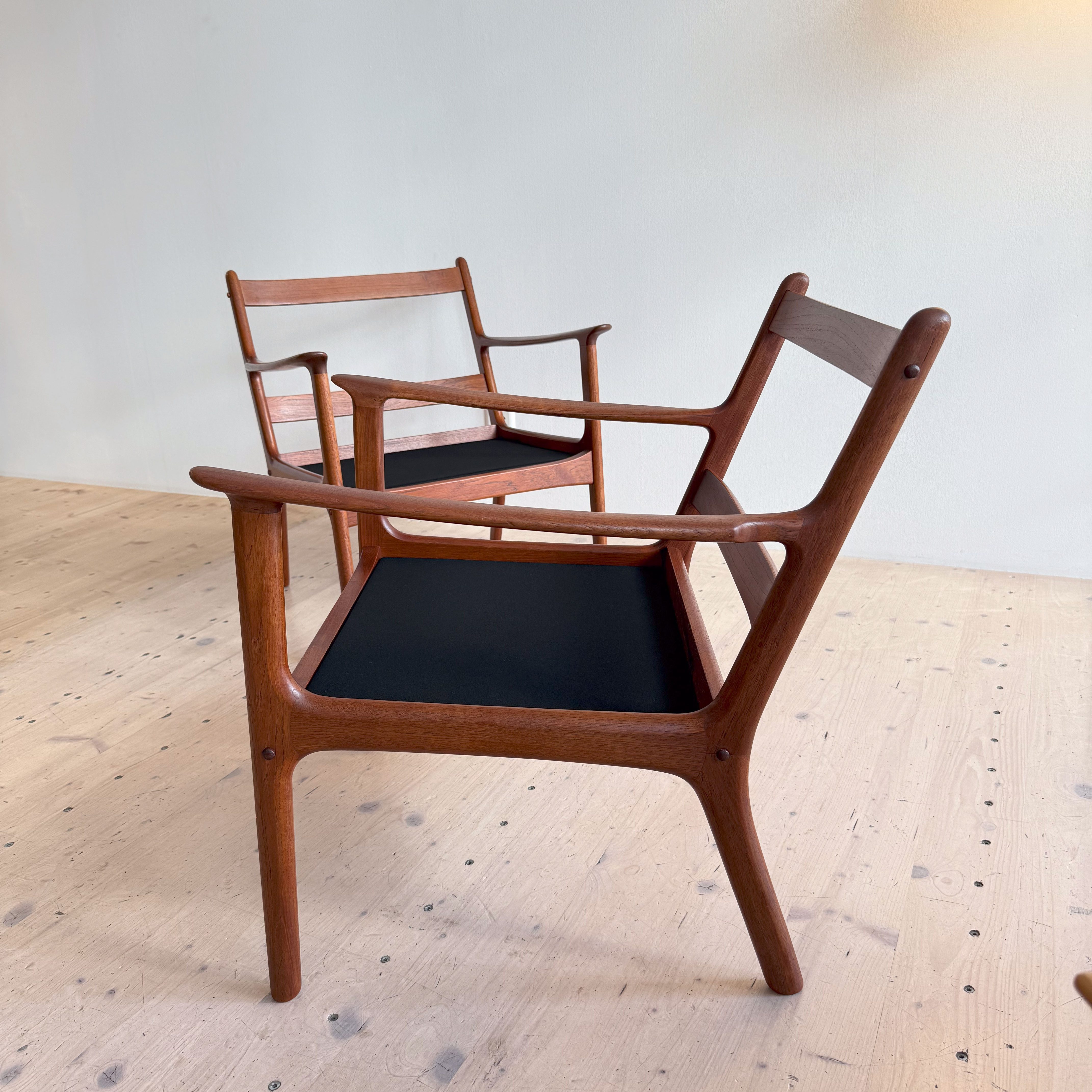 PJ112 Teak Lounge Chairs by Ole Wanscher. Available at heyday möbel, Grubenstrasse 19, 8045 Zürich, Switzerland.