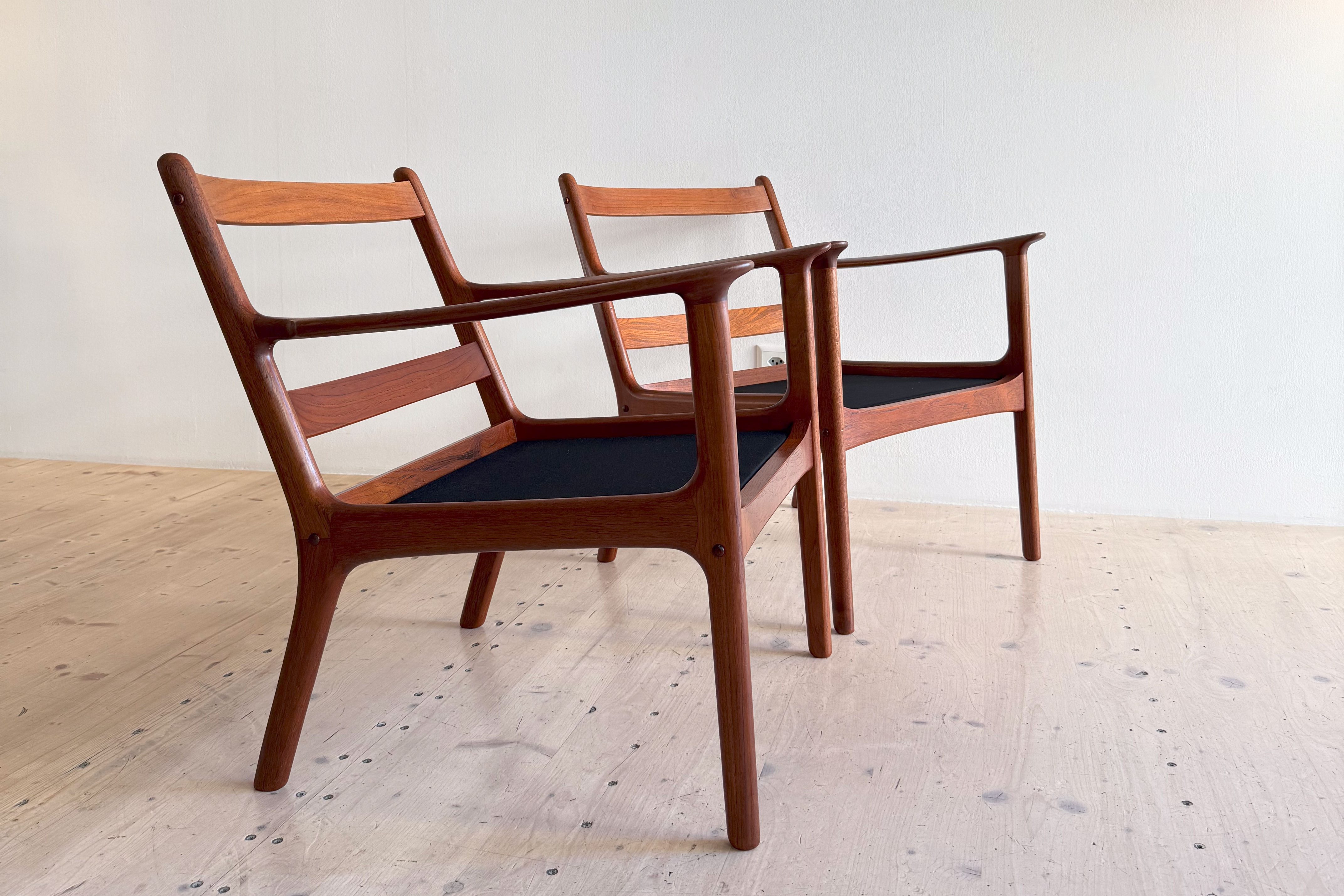 PJ112 Teak Lounge Chairs by Ole Wanscher. Available at heyday möbel, Grubenstrasse 19, 8045 Zürich, Switzerland.