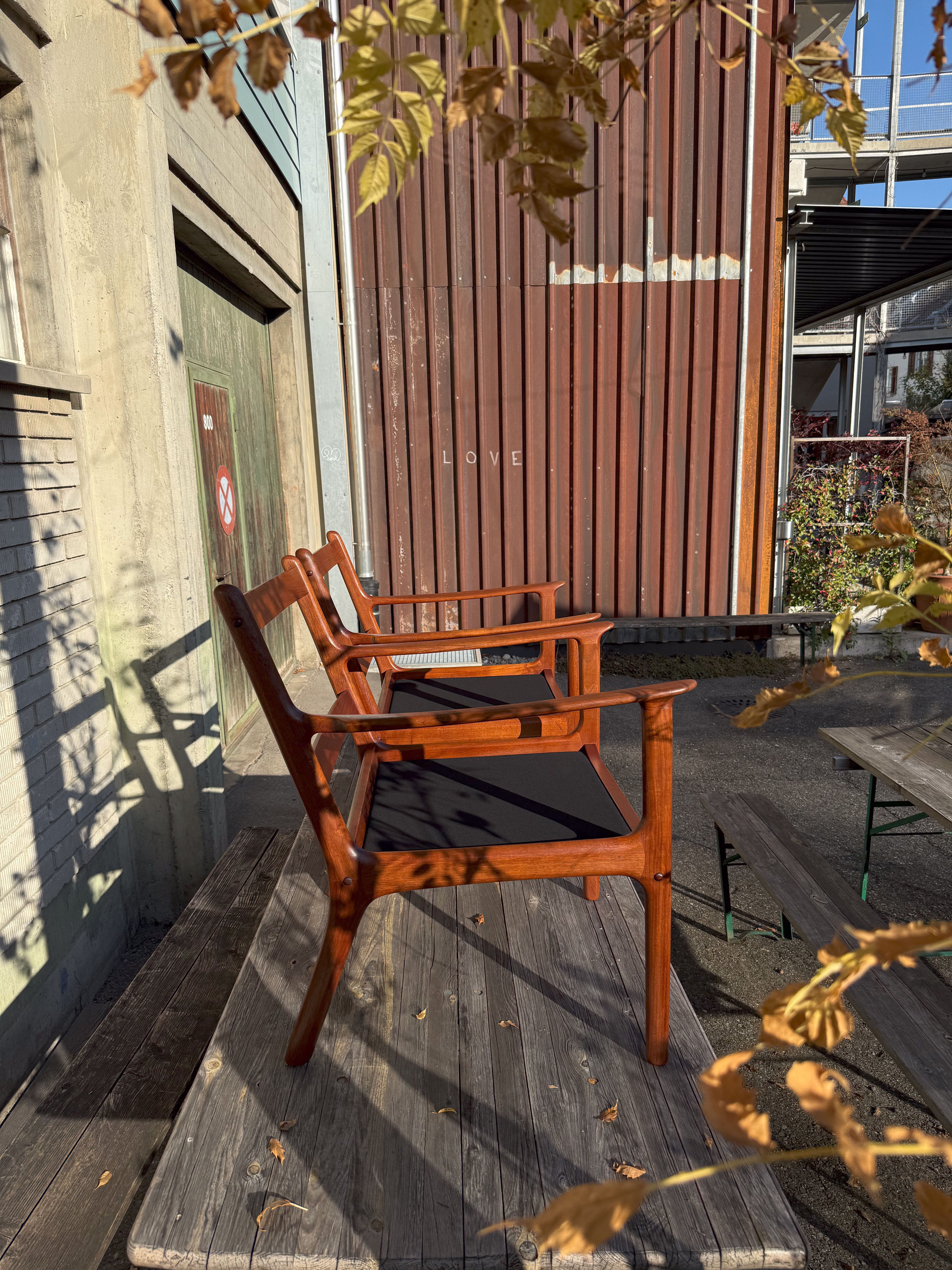 PJ112 Teak Lounge Chairs by Ole Wanscher. Available at heyday möbel, Grubenstrasse 19, 8045 Zürich, Switzerland.