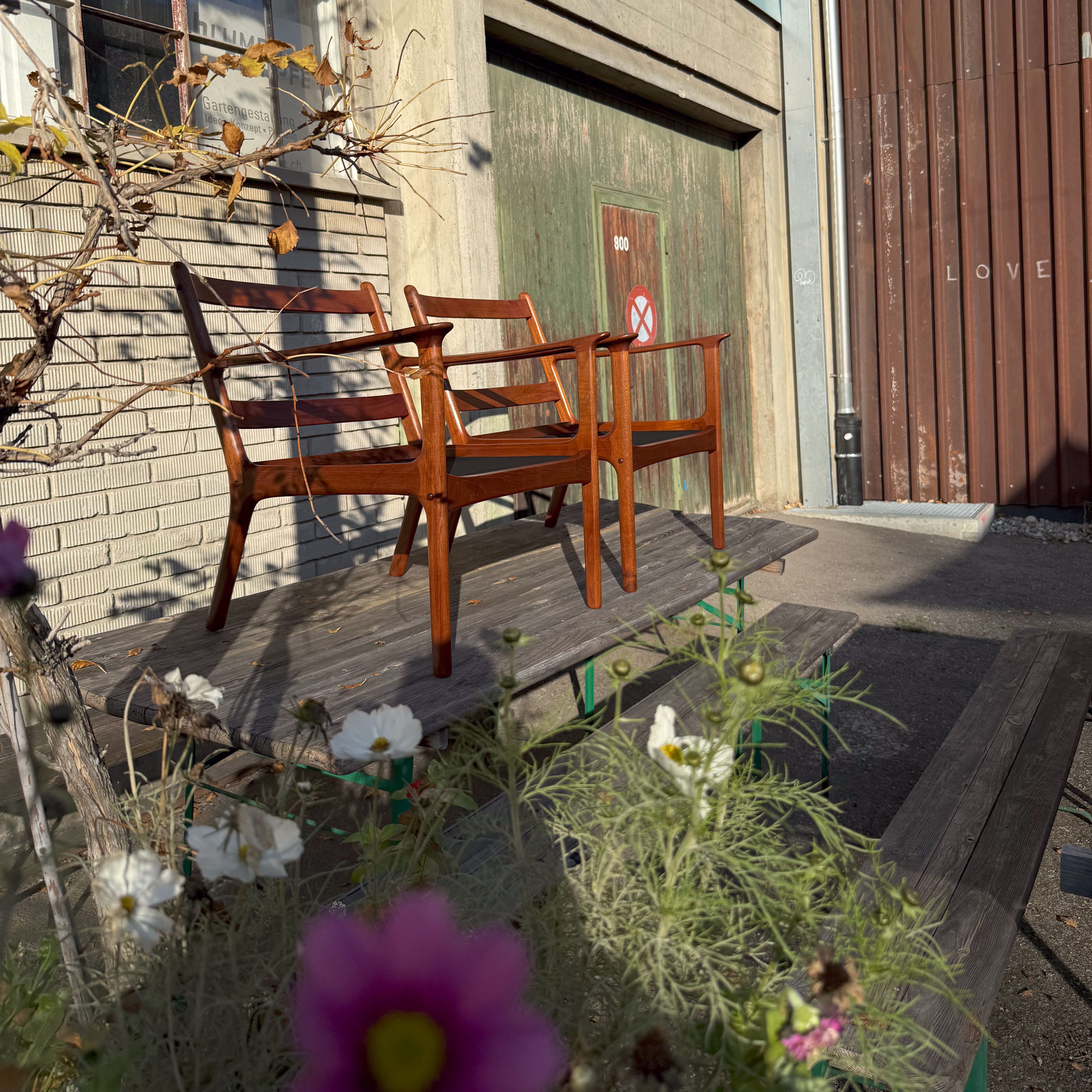 PJ112 Teak Lounge Chairs by Ole Wanscher. Available at heyday möbel, Grubenstrasse 19, 8045 Zürich, Switzerland.