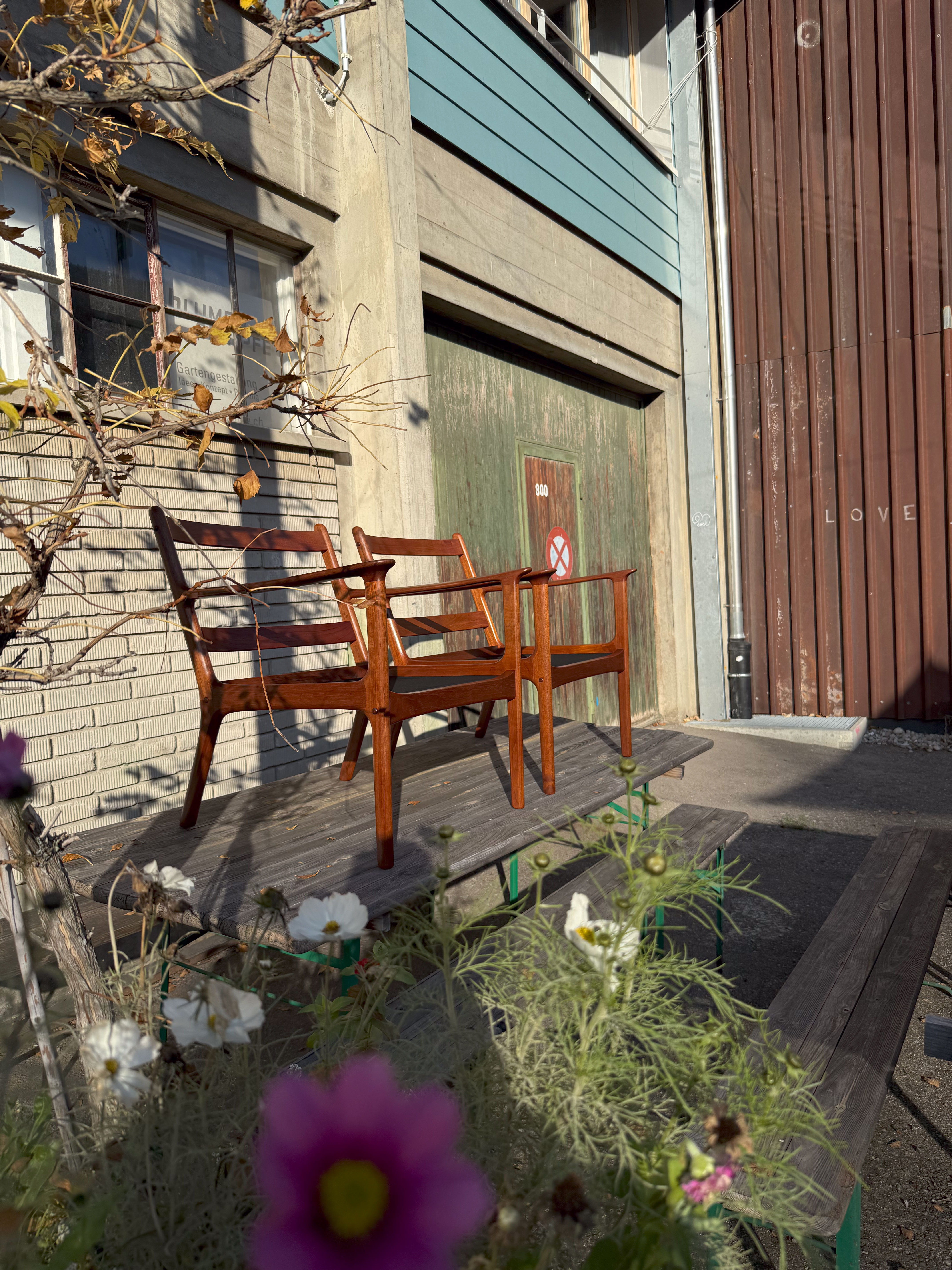 PJ112 Teak Lounge Chairs by Ole Wanscher. Available at heyday möbel, Grubenstrasse 19, 8045 Zürich, Switzerland.