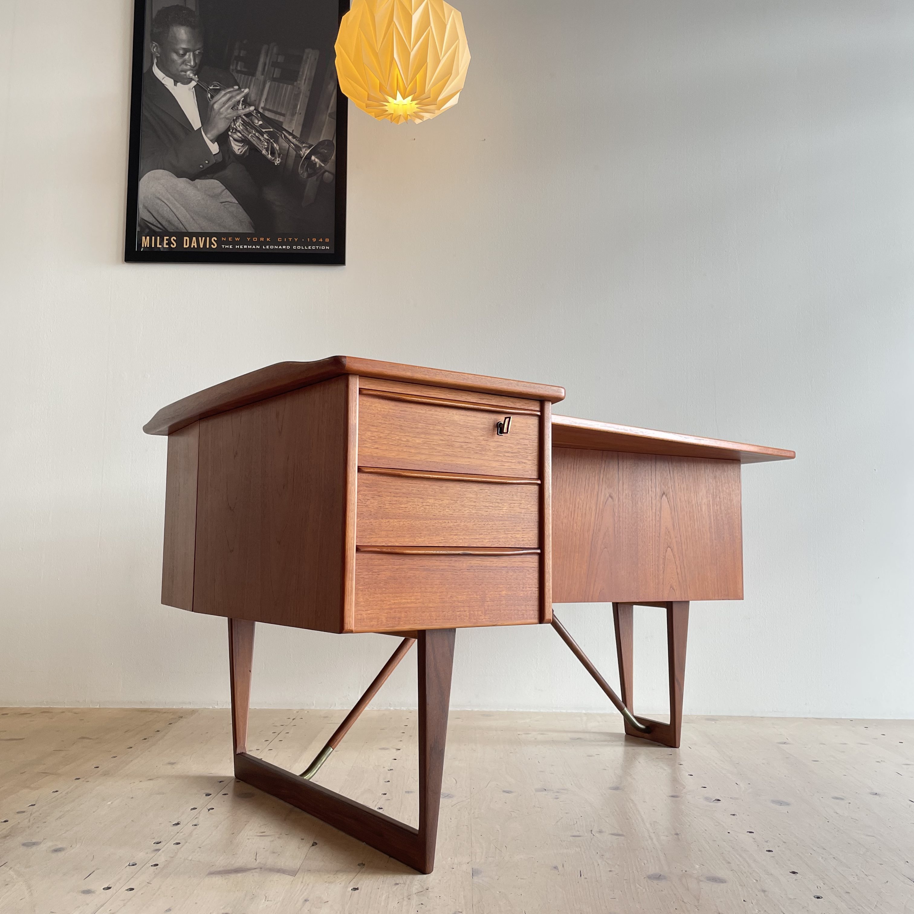 Peter Løvig Nielsen Boomerang Desk, Hedensted Møbelfabrik, Denmark 1950s. Available at heyday möbel, Grubenstrasse 19, 8045 Zürich.