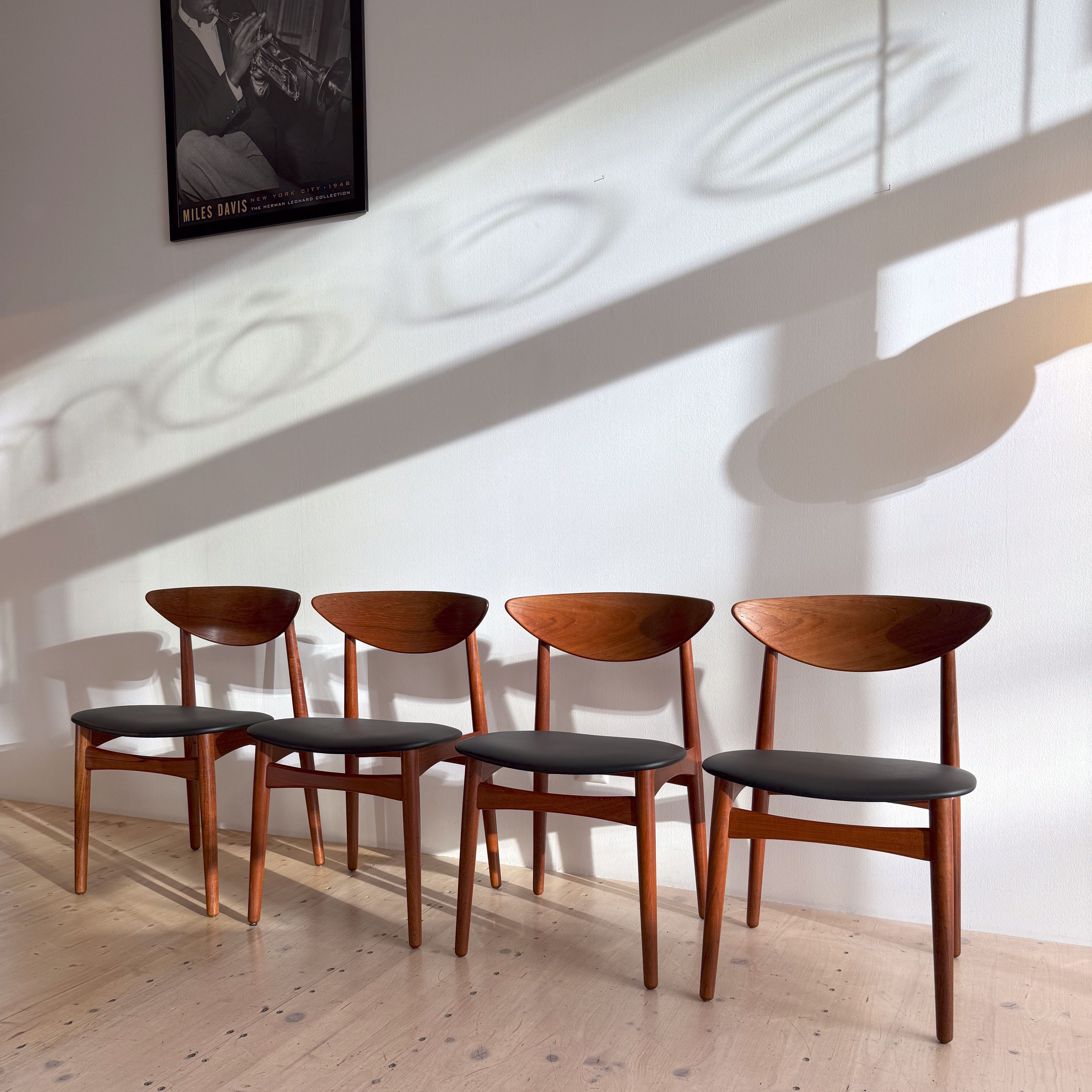 Teak Dining Chair Set available at heyday möbel Zürich.