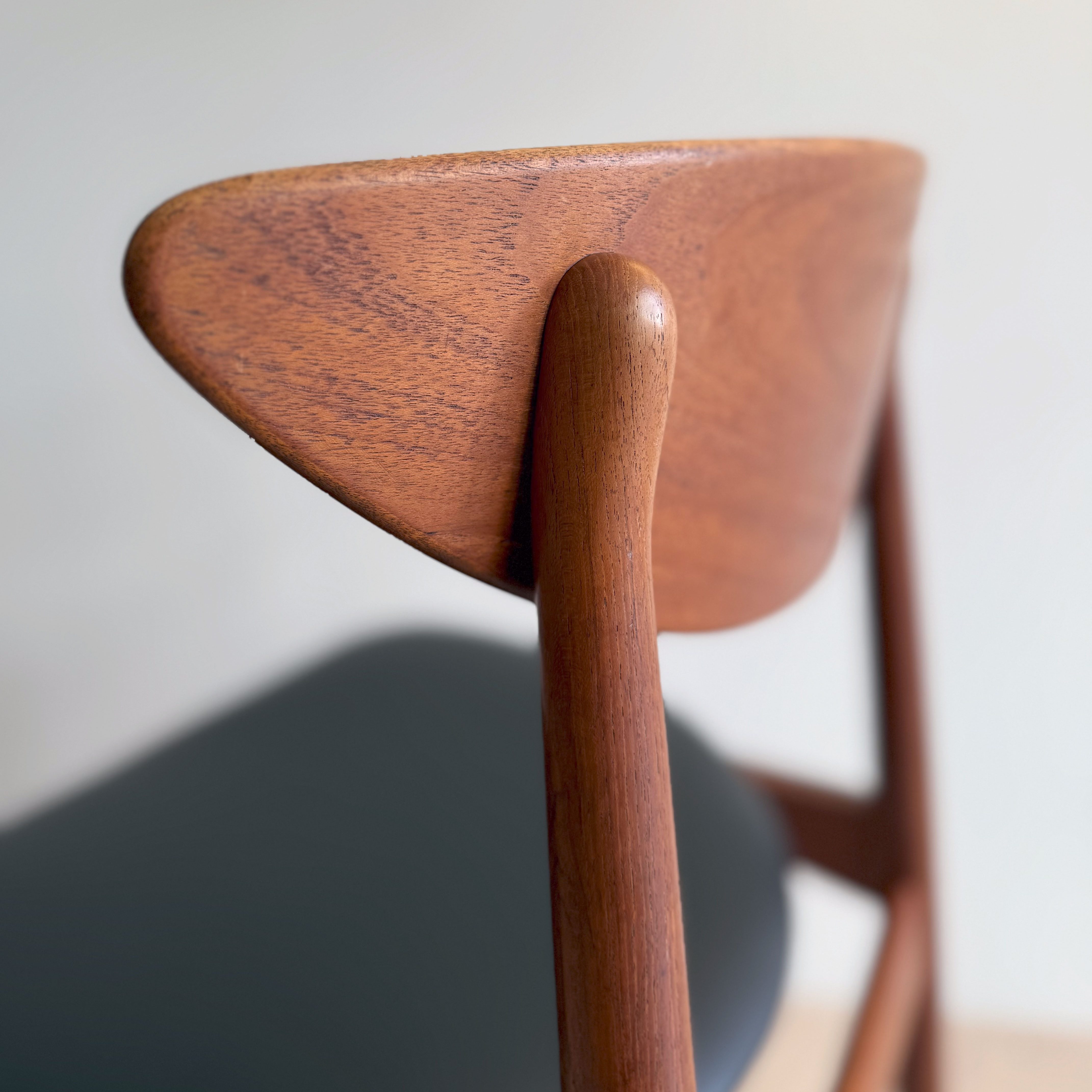 Teak Dining Chair Set available at heyday möbel Zürich.