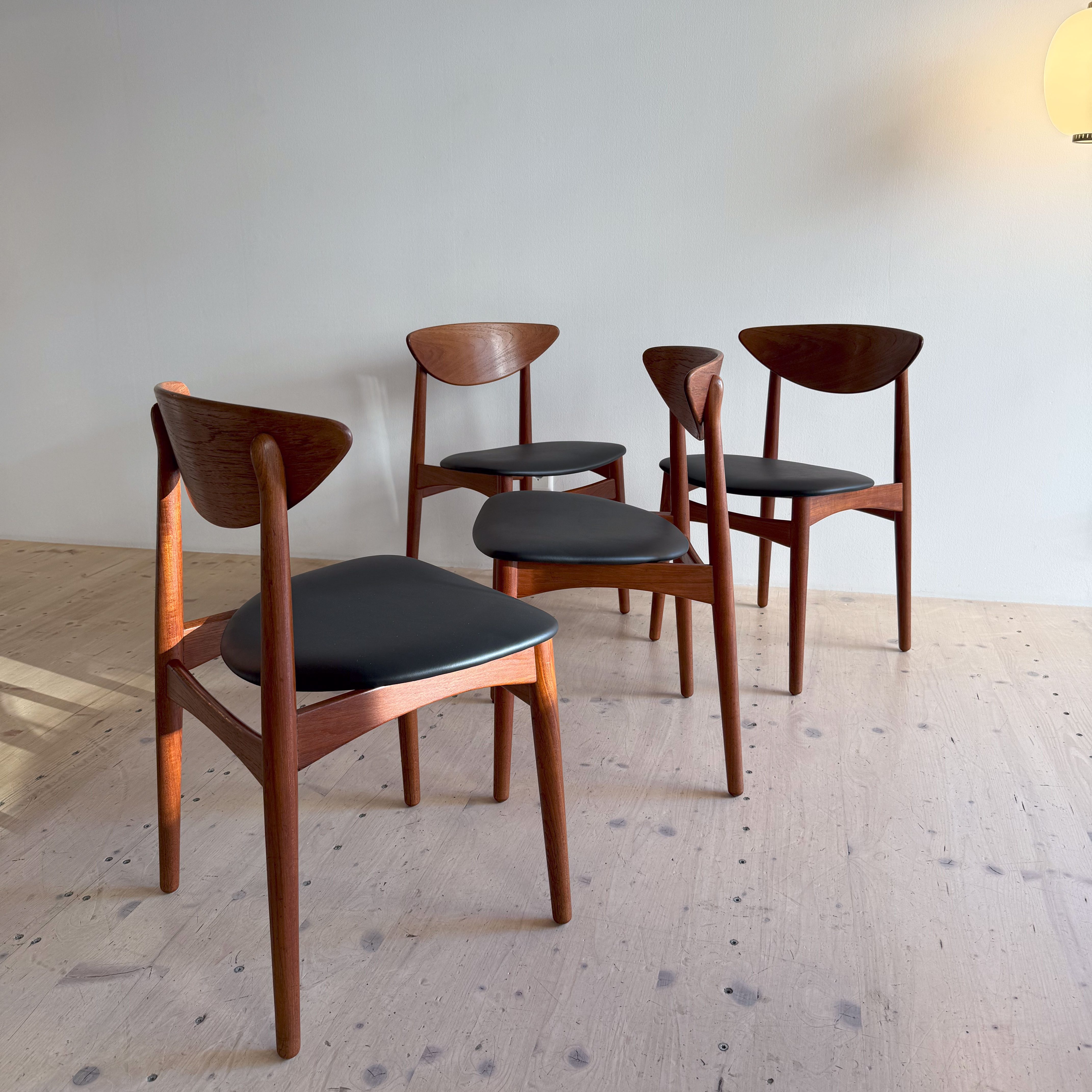 Teak Dining Chair Set available at heyday möbel Zürich.