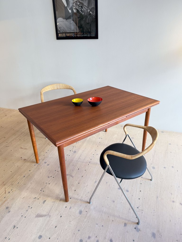 AM Møbler Extendable Teak Dining Table
Ansager Møbler
Denmark, 1960s
Available at heyday möbel