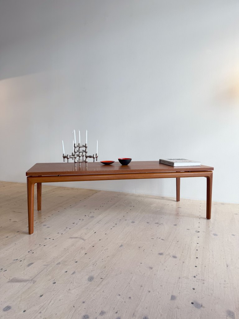 Senator Lounge Table by Ole Wanscher. Available at heyday möbel.