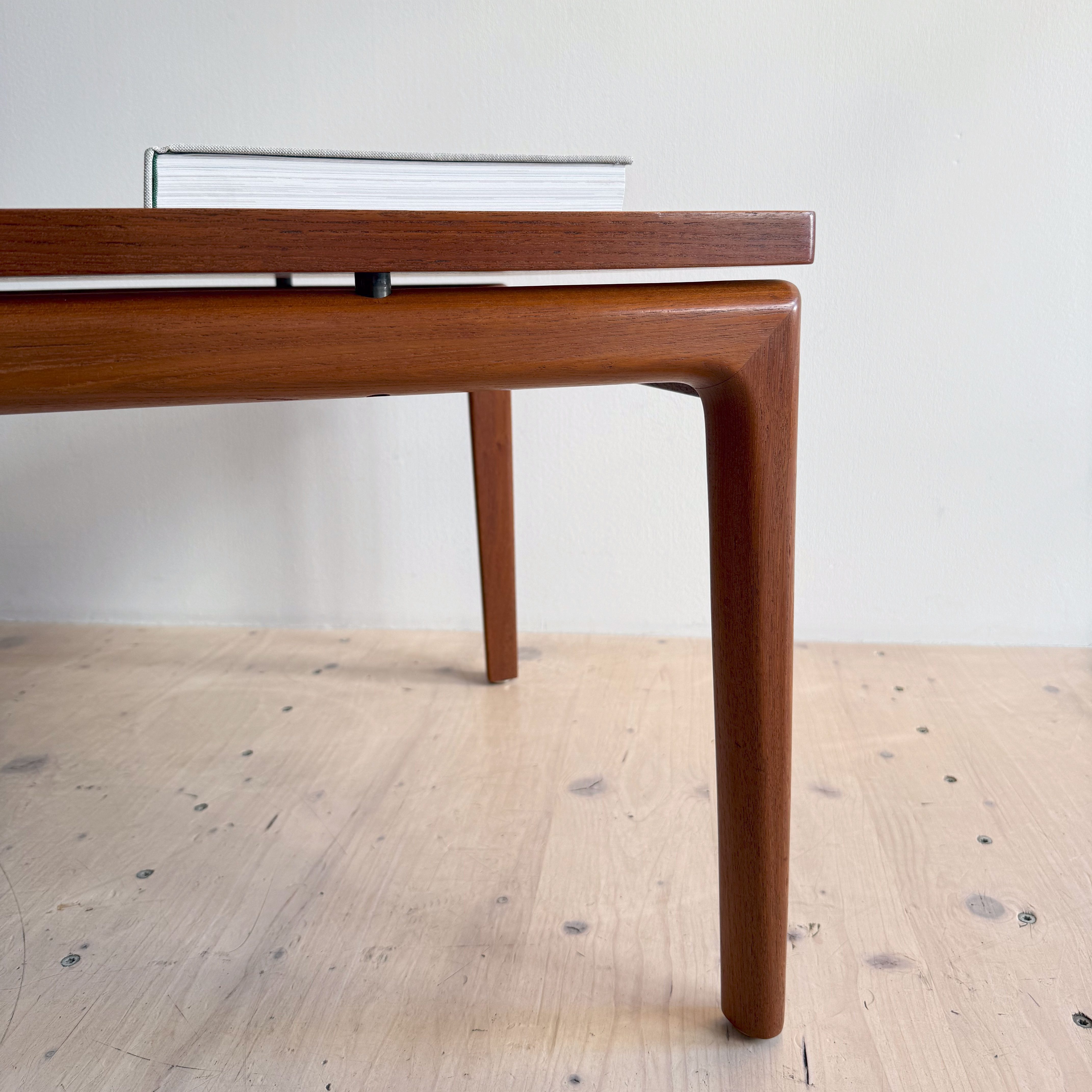 Senator Lounge Table by Ole Wanscher. Available at heyday möbel.