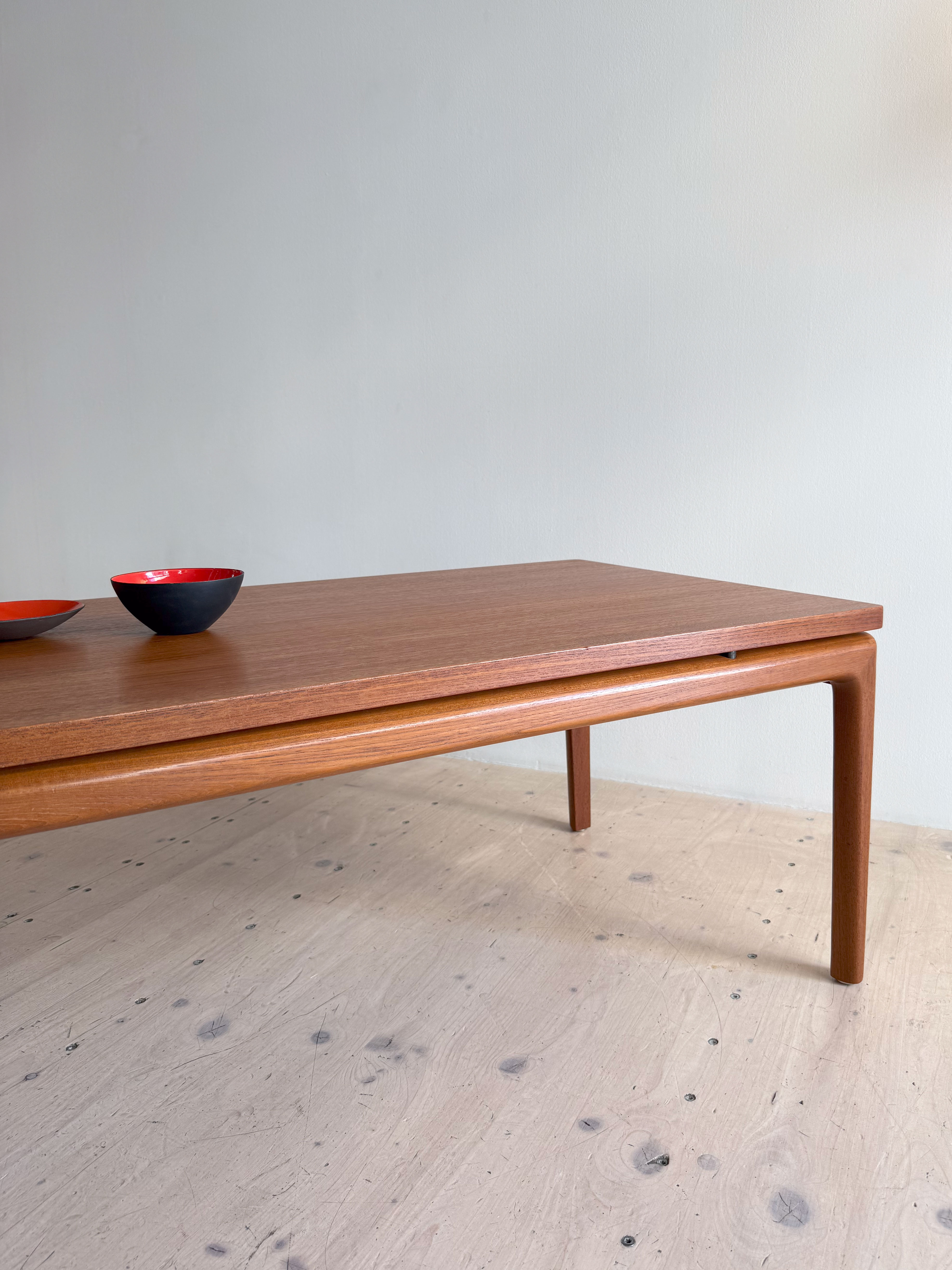 Senator Lounge Table by Ole Wanscher. Available at heyday möbel.