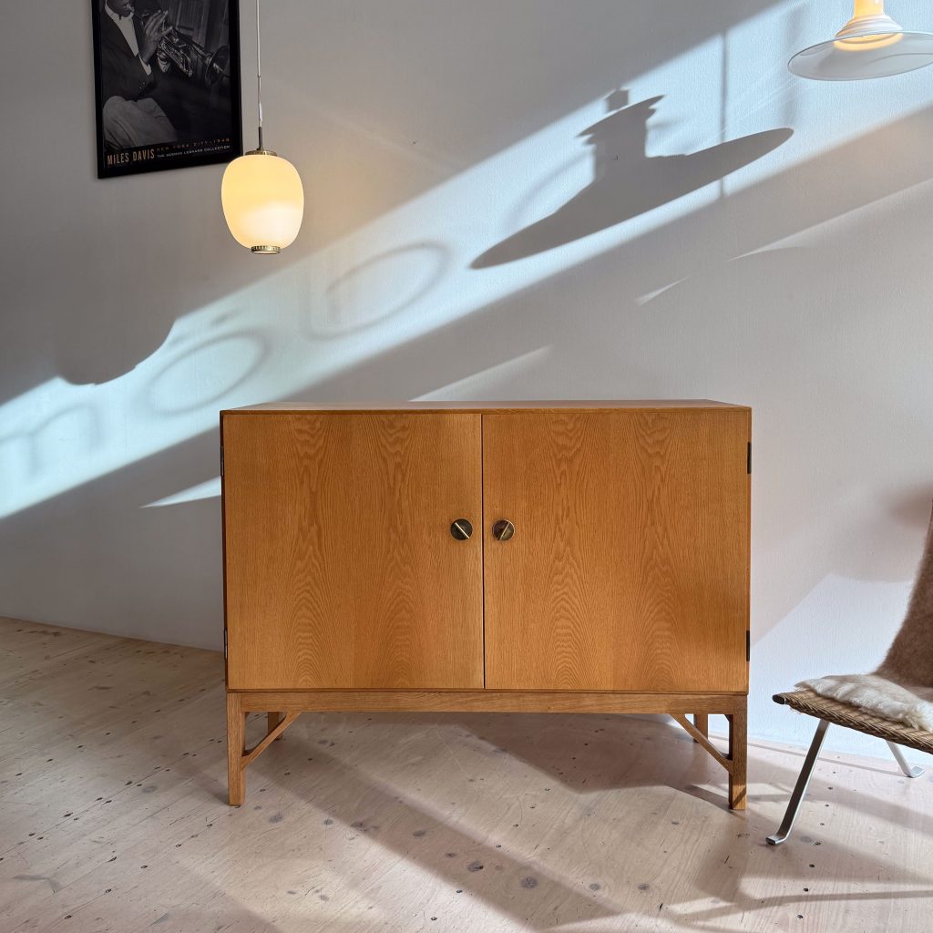 China Cabinet in Oak by Borge Mogensen. Available at heyday möbel, Grubenstrasse 19,8045 Zürich, Switzerland.