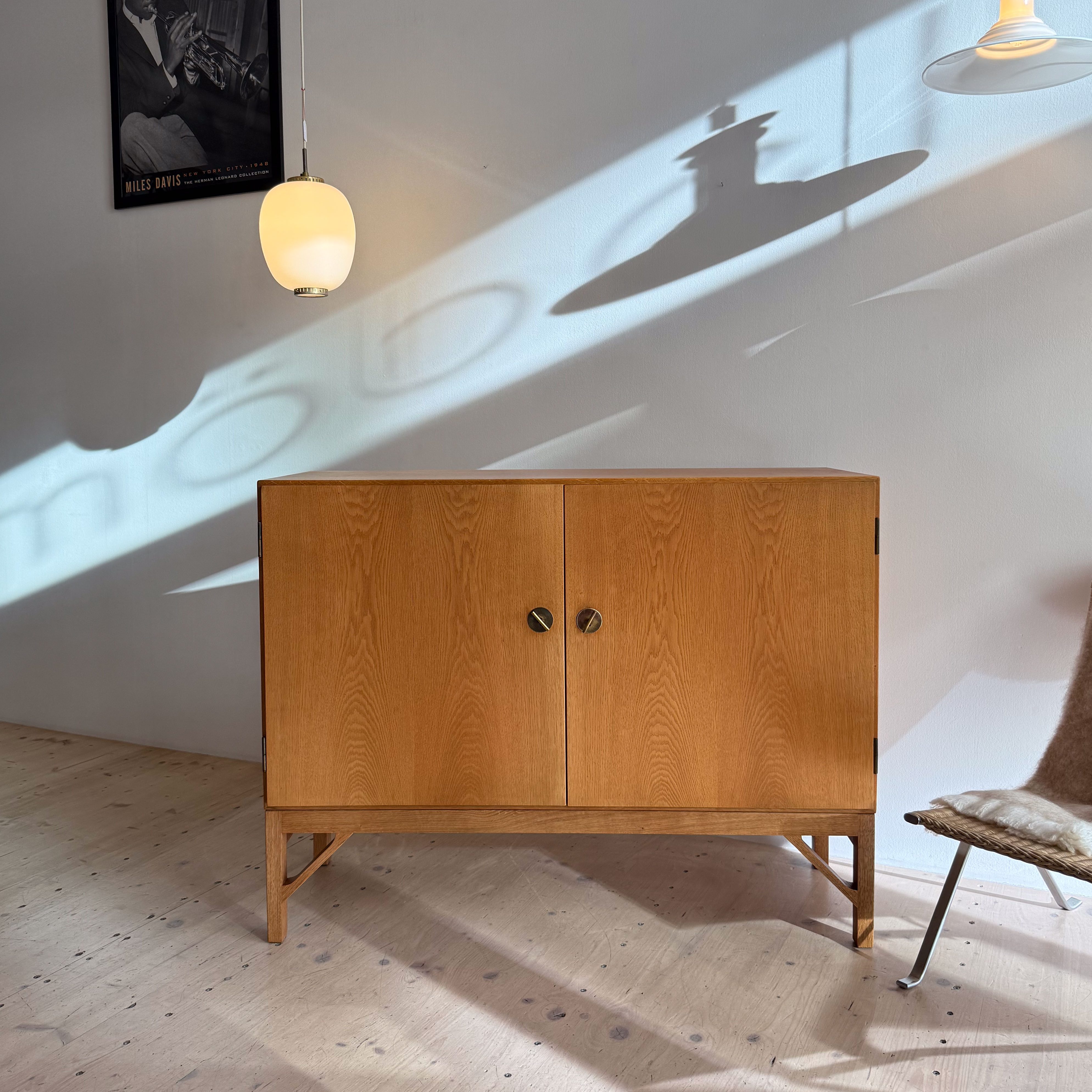 China Cabinet in Oak by Borge Mogensen. Available at heyday möbel, Grubenstrasse 19,8045 Zürich, Switzerland.