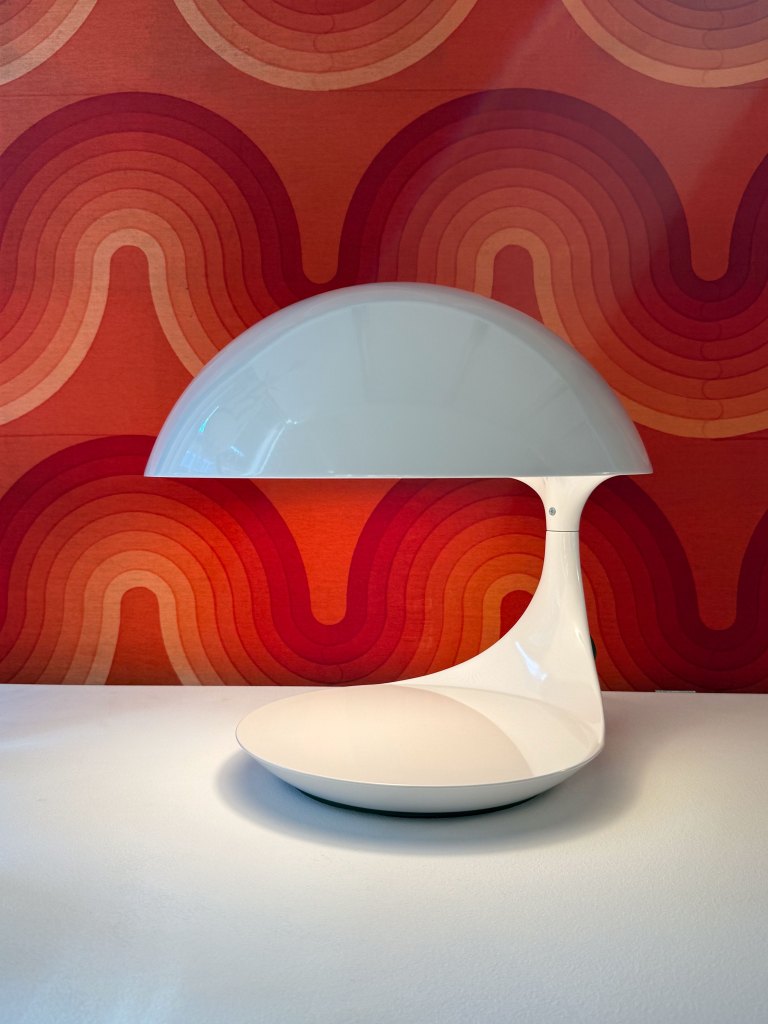 Elio Martinelli Cobra Lamp. Available at heyday möbel. Grubenstrasse 19, 8045 Zürich.