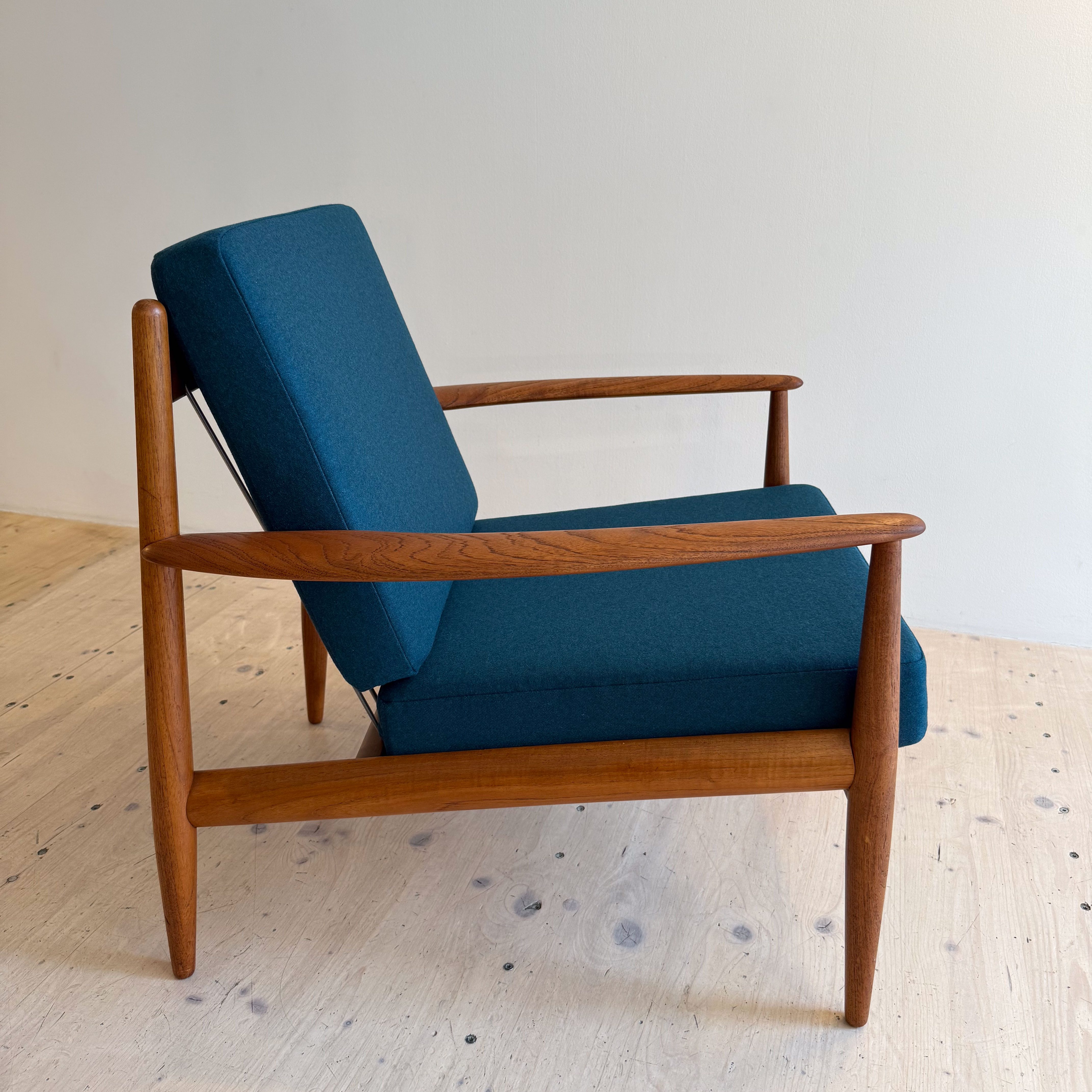 France & Daverkosen Teak Lounge Chair Model 118 by Grete Jalk. Produced in Denmark in the 1950s. Reupholstered with high quality Danish wool in petrol green.