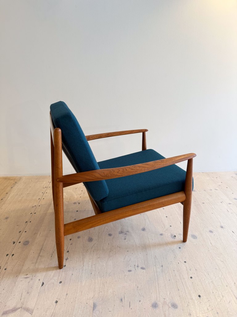 France & Daverkosen Teak Lounge Chair Model 118 by Grete Jalk. Produced in Denmark in the 1950s. Reupholstered with high quality Danish wool in petrol green.