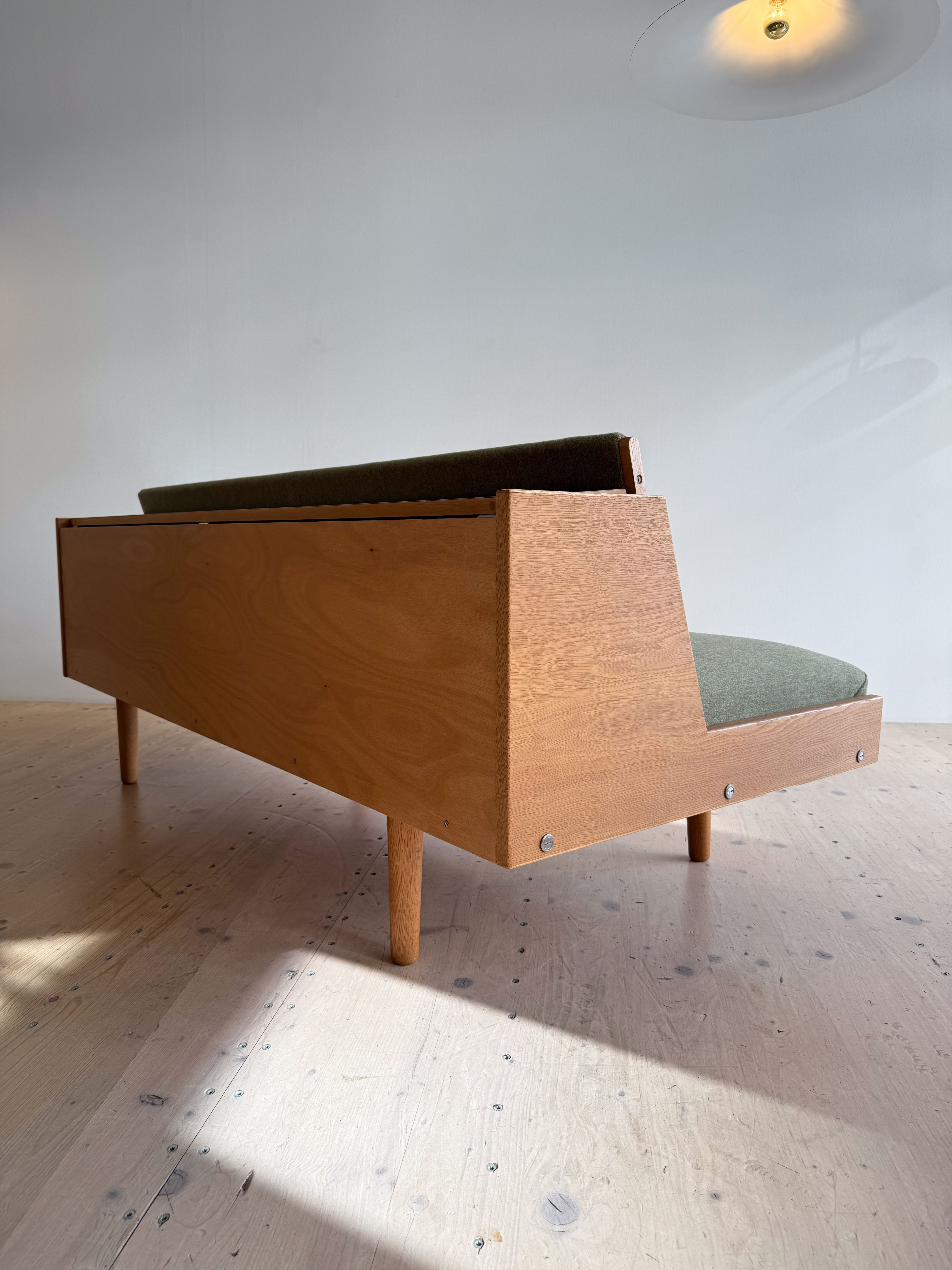 Hans J. Wegner Daybed Sofa in Oak GE-258 by Getama. Made in Denmark in the 1950s. Reupholstered in Olive Green Danish Wool.