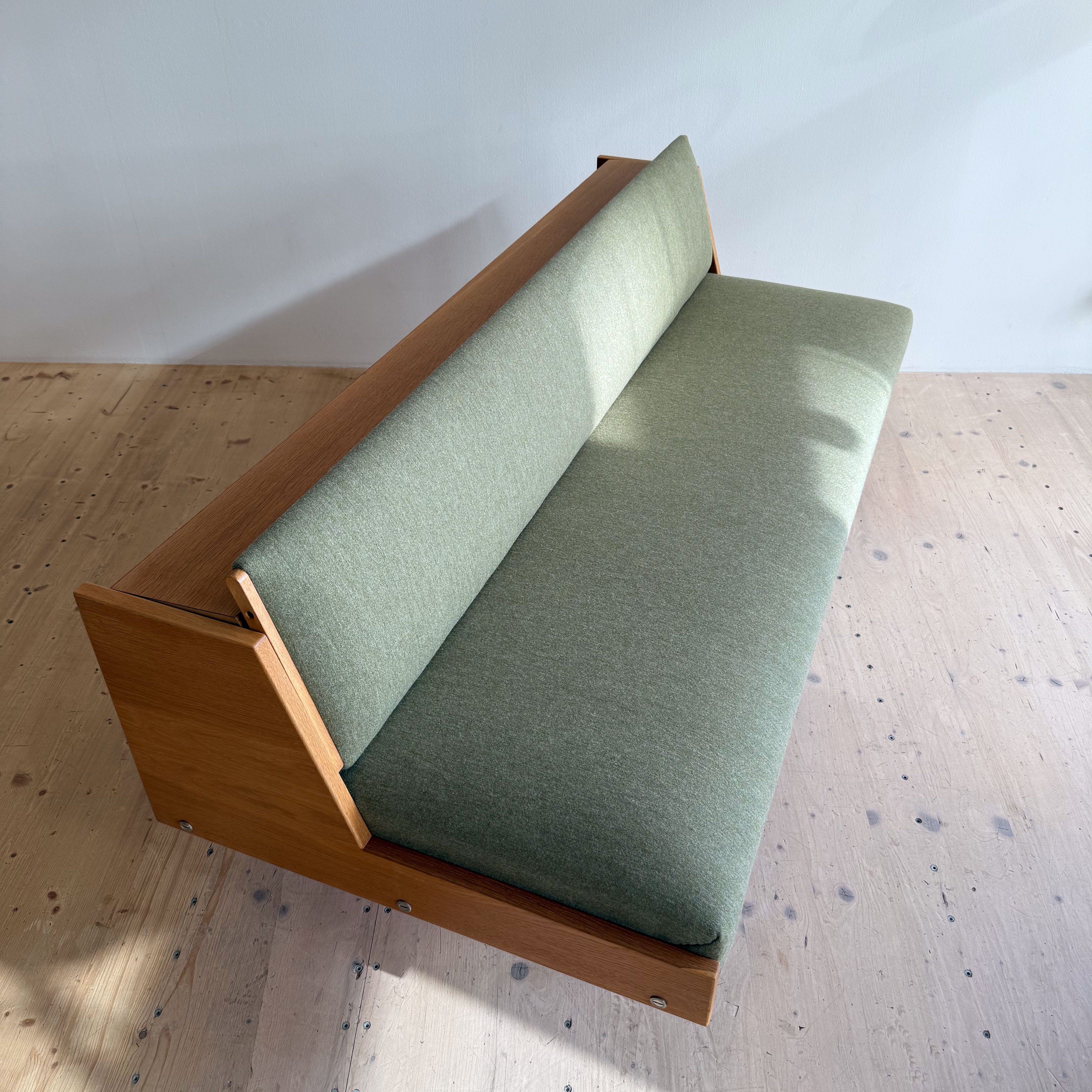 Hans J. Wegner Daybed Sofa in Oak GE-258 by Getama. Made in Denmark in the 1950s. Reupholstered in Olive Green Danish Wool.