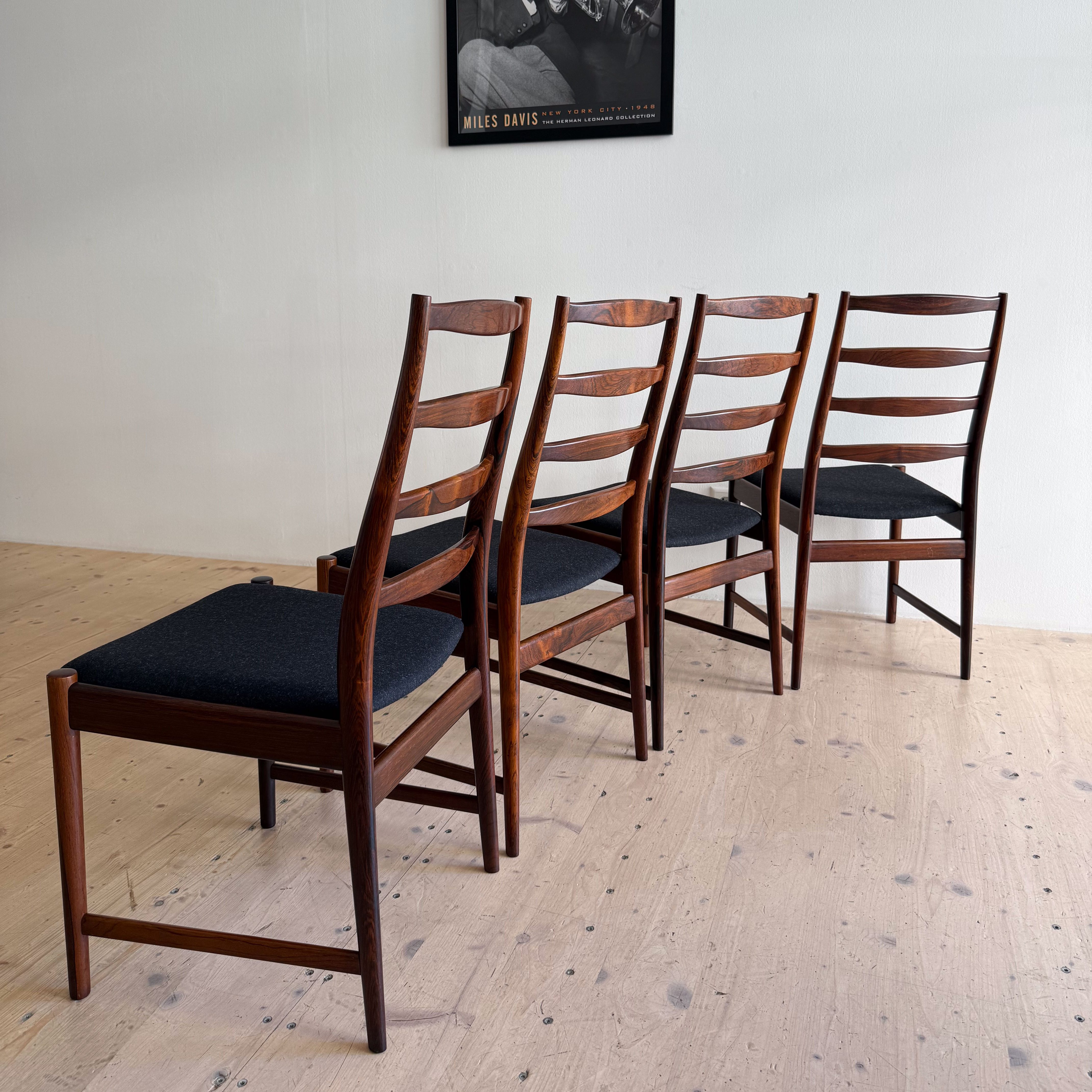 Vamo Søndeborg Dining Chair Set in Rosewood. Available at heyday möbel, Grubenstrasse 19, 8045 Zürich, Switzerland.