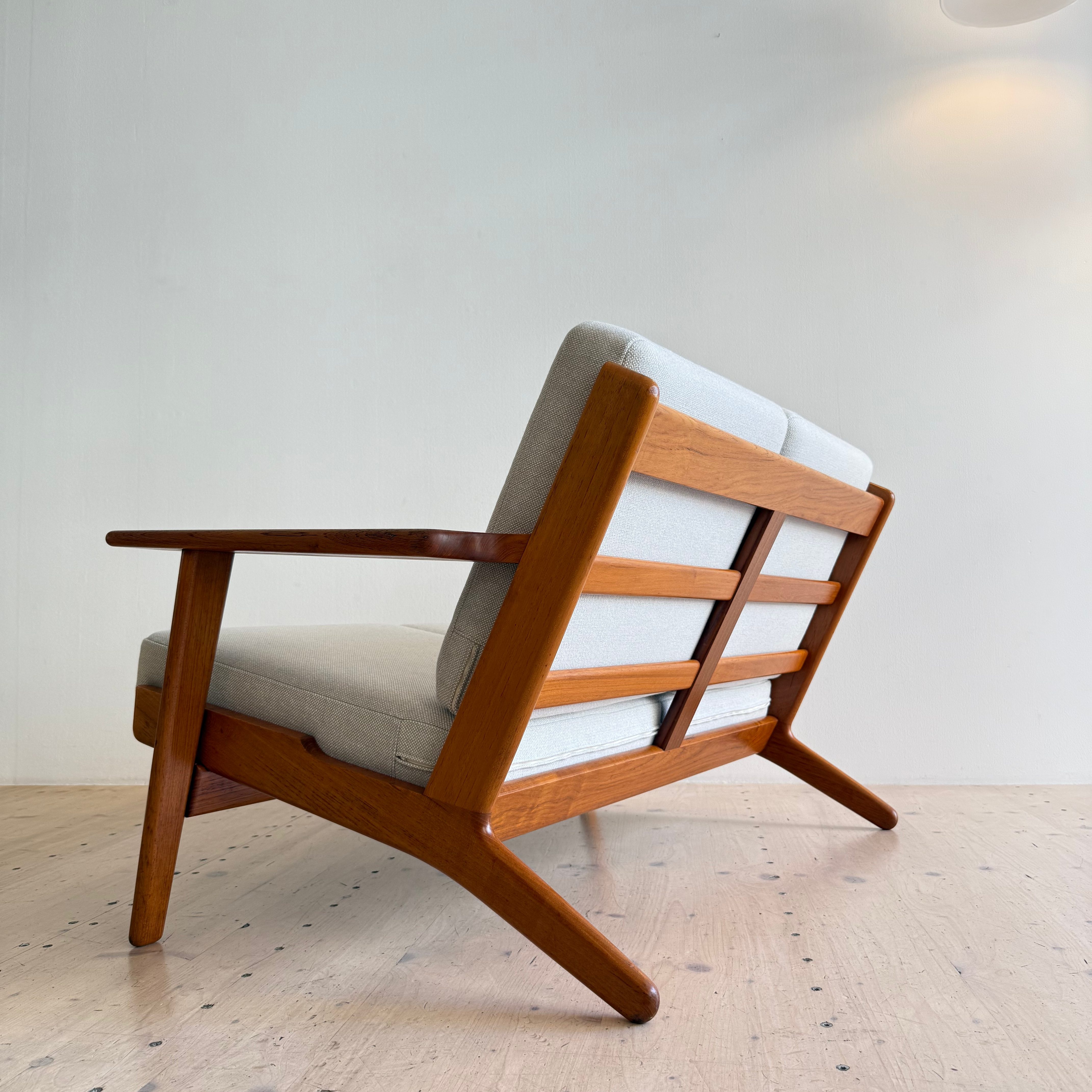 Hans J. Wegner teak sofa Model GE-290 designed in 1953 by Getama, Denmark. Available at heyday möbel. Grubenstrasse 19, 8045 Zürich.