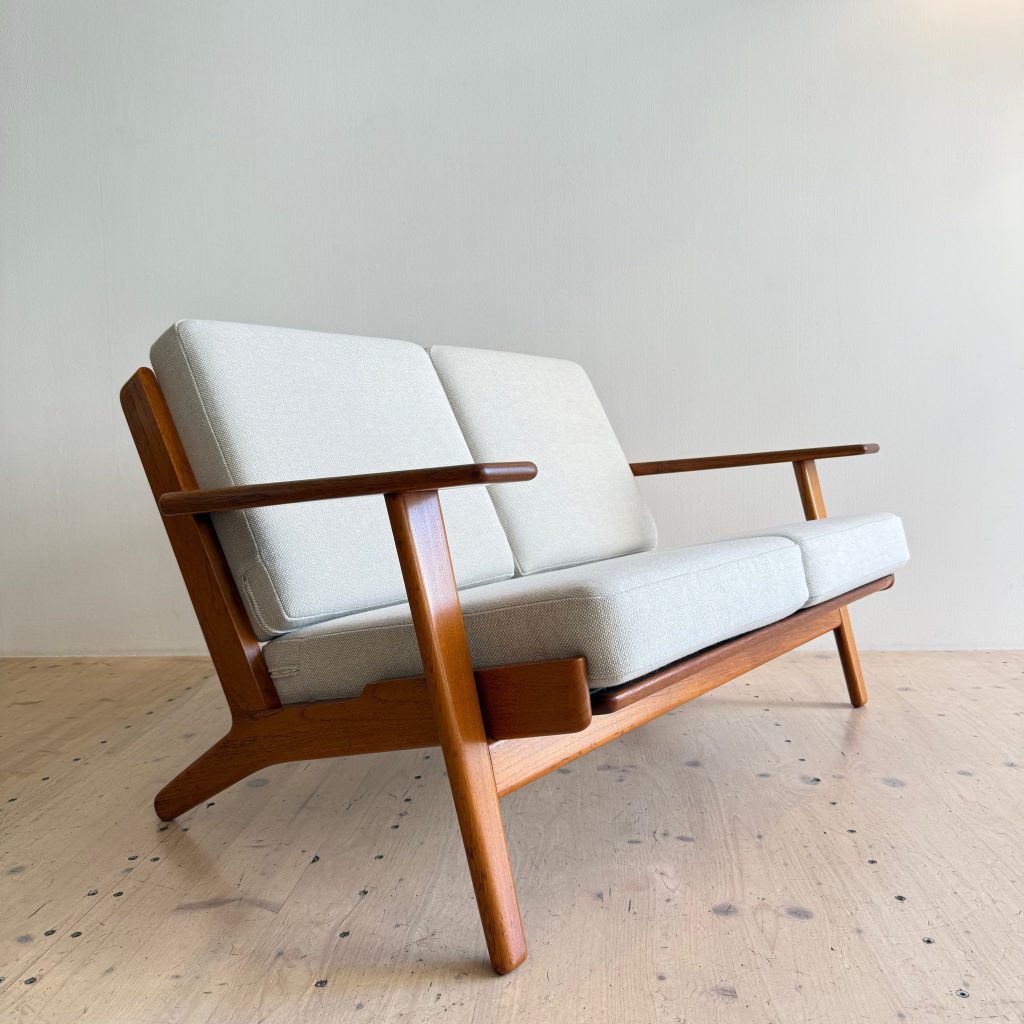 Hans J. Wegner teak sofa Model GE-290 designed in 1953 by Getama, Denmark. Available at heyday möbel. Grubenstrasse 19, 8045 Zürich.