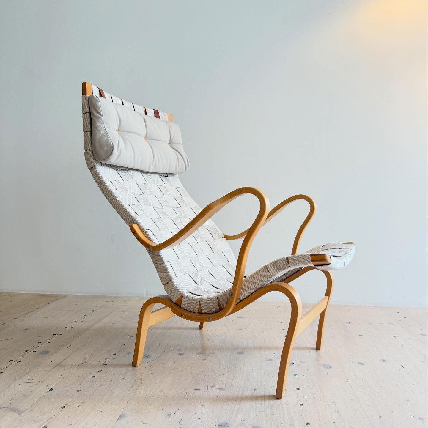 Bruno Mathsson Pernilla 2 Lounge Chair. Available at heyday möbel, Grubenstrasse 19, 8045 Zürich, Switzerland.